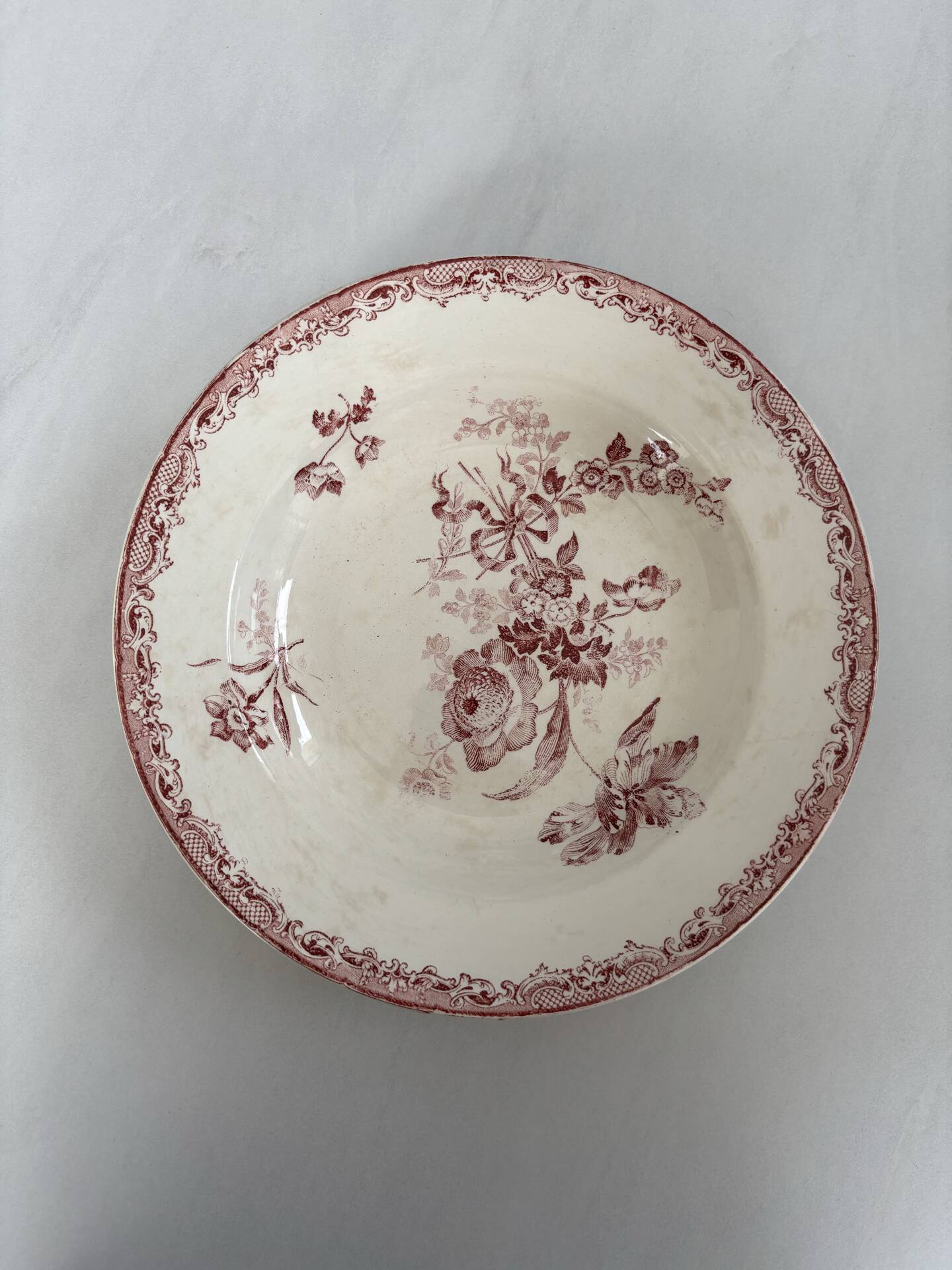 Assiette creuse terre de fer décor floral modèle Fontanges de Sarregue