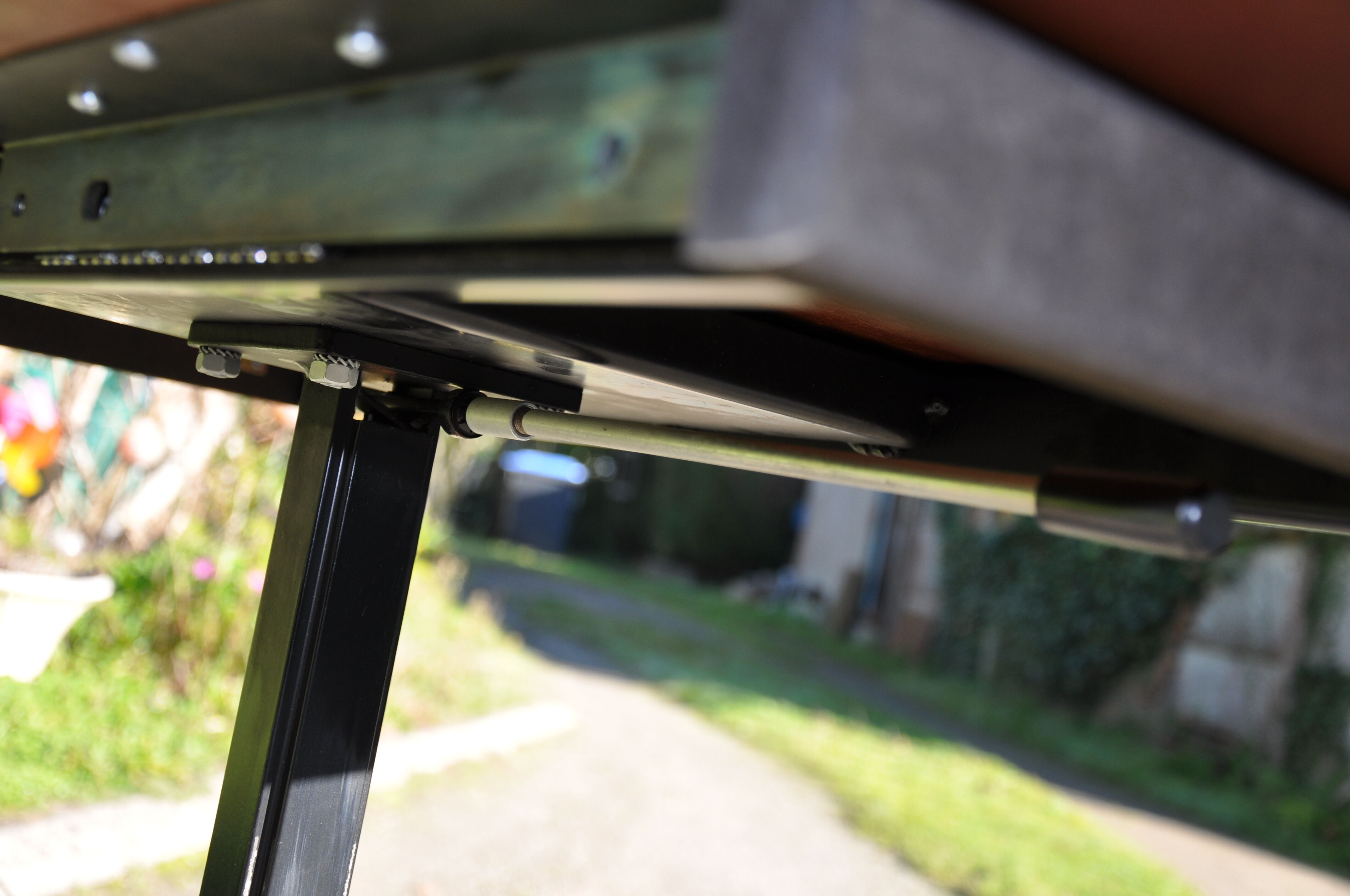 Lifting coffee table