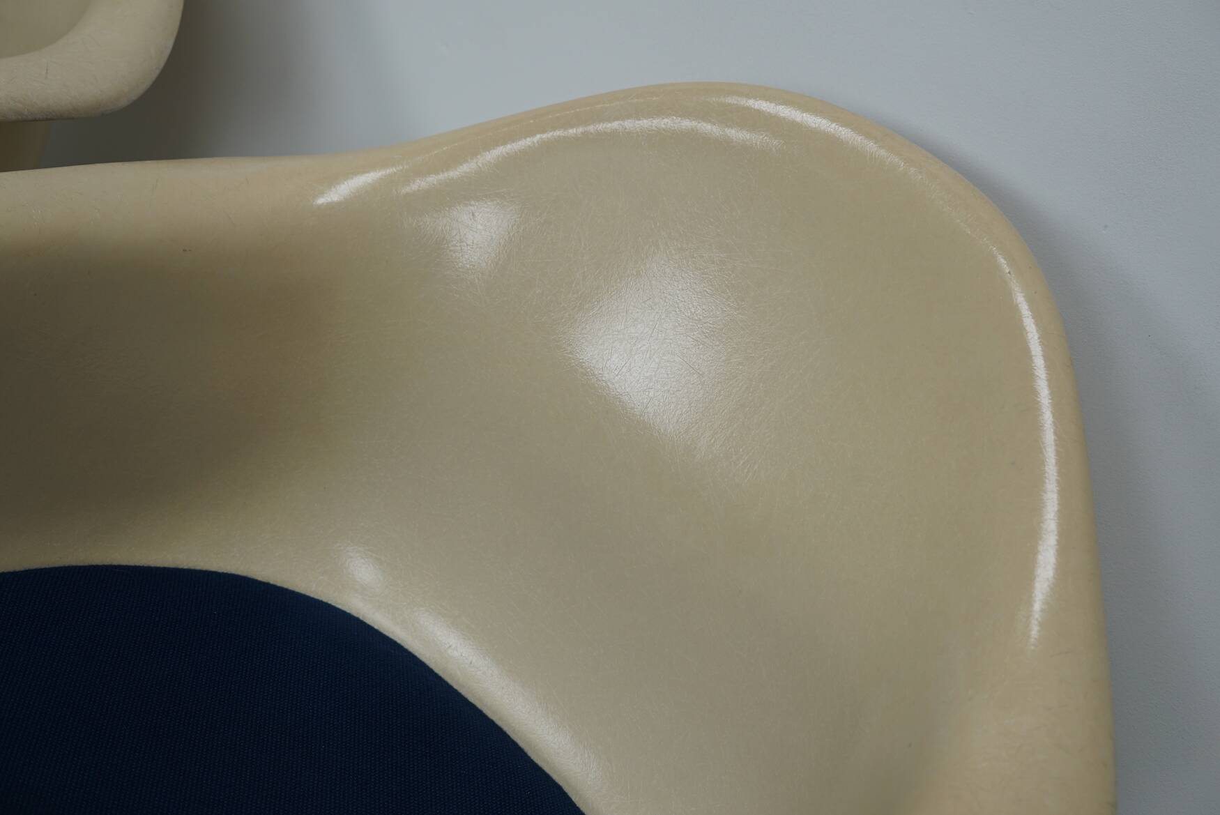 Set of Three Parchment Fiberglass DAX Armhairs Eames for Herman Miller / Vi