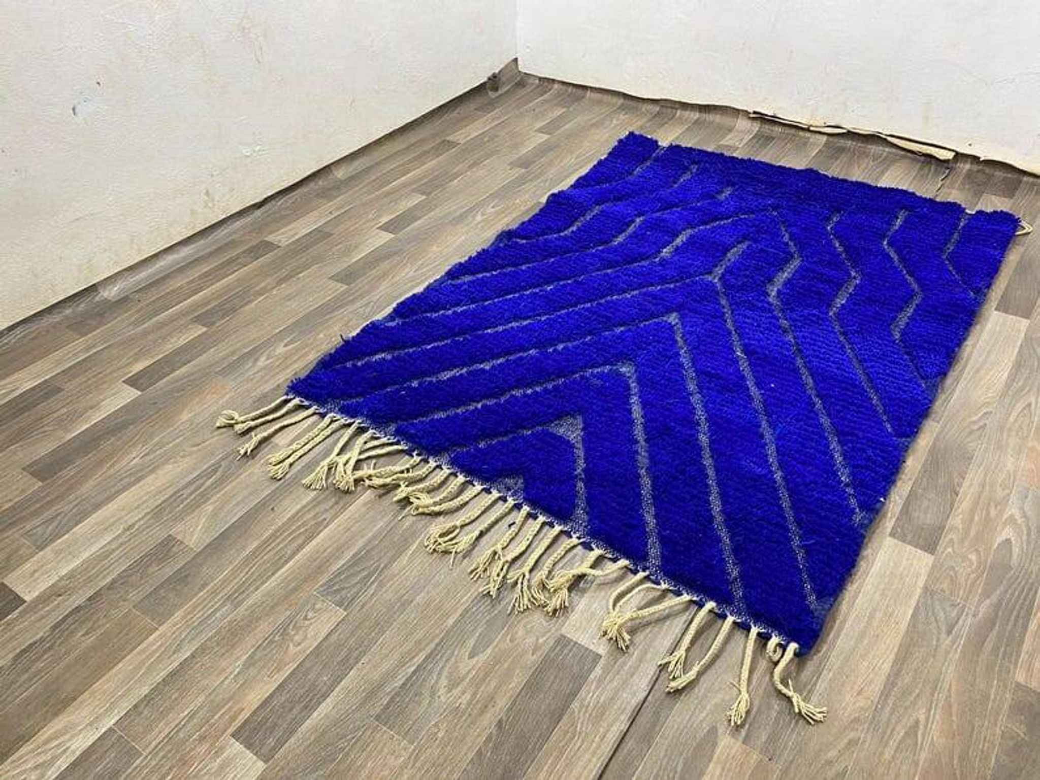 Handmade pure wool rug, traditional craftsmanship, size 250/350 cm.