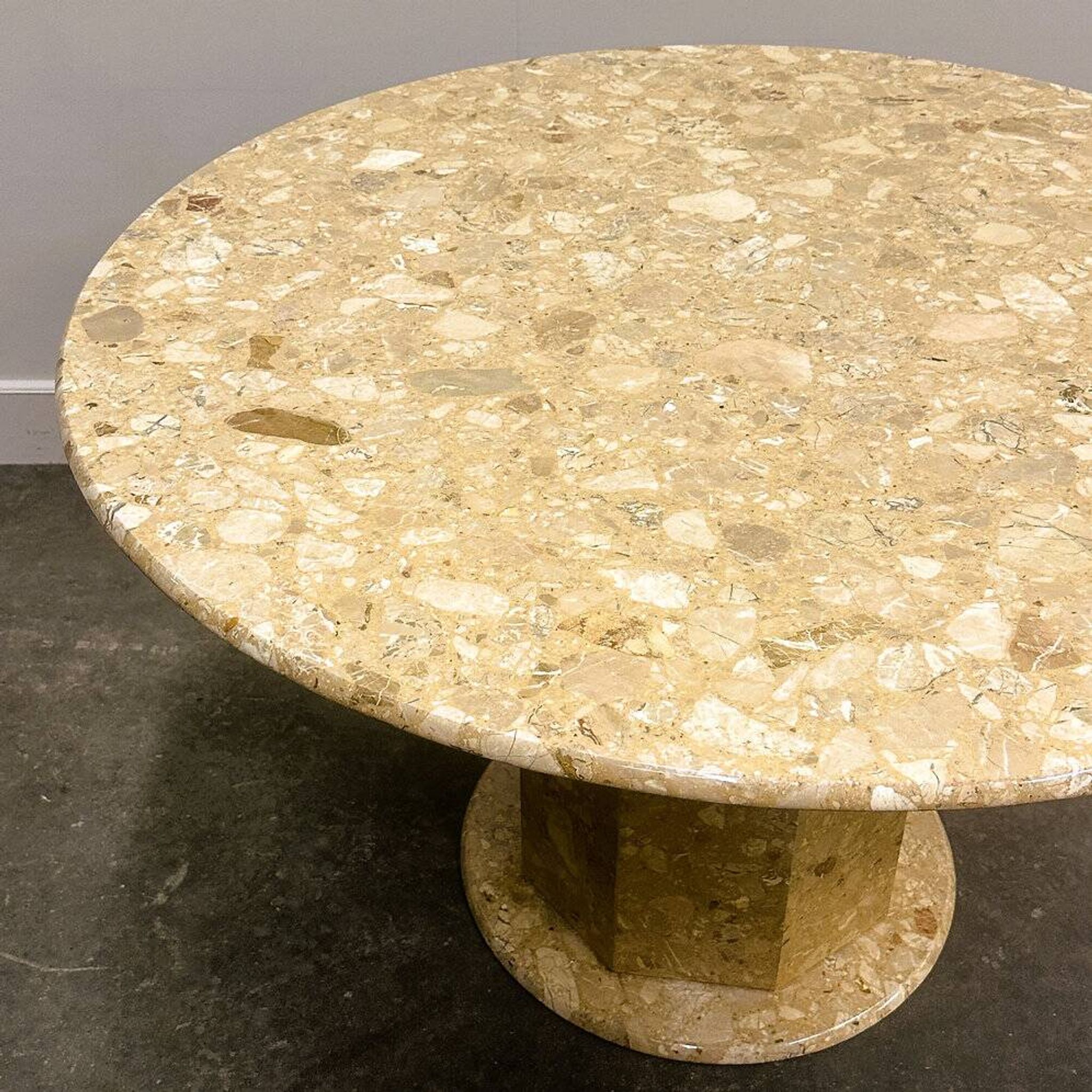 Table ronde sur pied en marbre brèche | Table de salle à manger vintage en pierre des années 1980 | Postmoderne