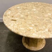 Table ronde sur pied en marbre brèche | Table de salle à manger vintage en pierre des années 1980 | Postmoderne