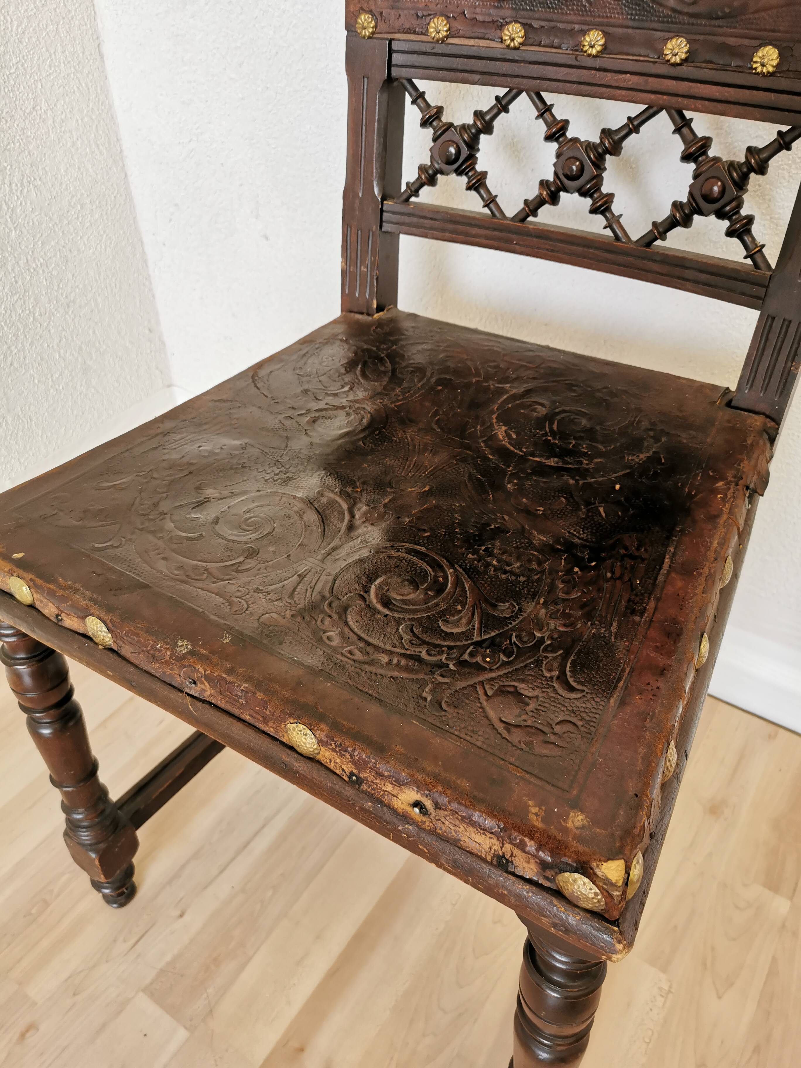 Chaise de salle à manger en cuir antique des années 1930 : base en bois sculpté, détails en métal