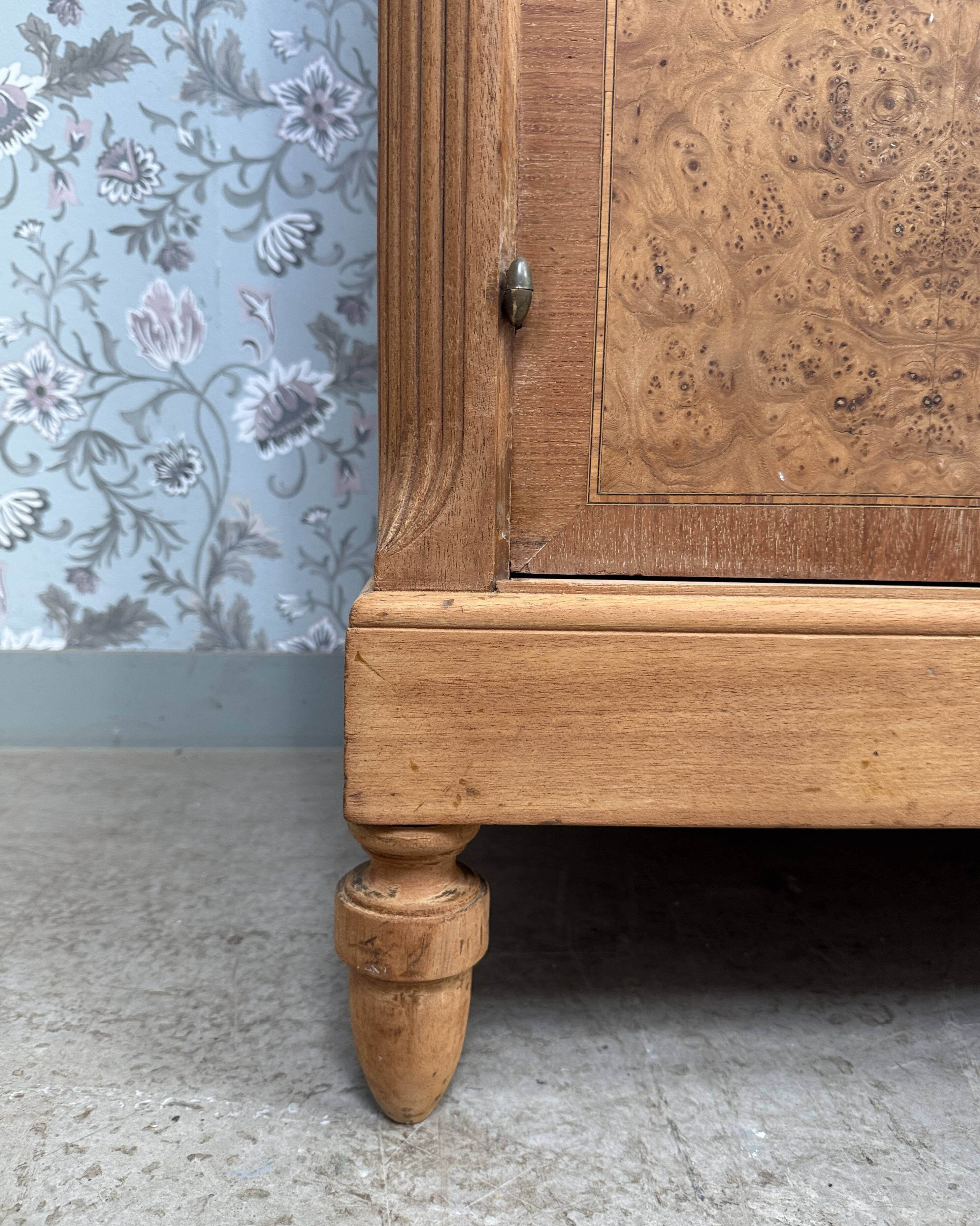Armoire Art Déco en érable moucheté, rénovée