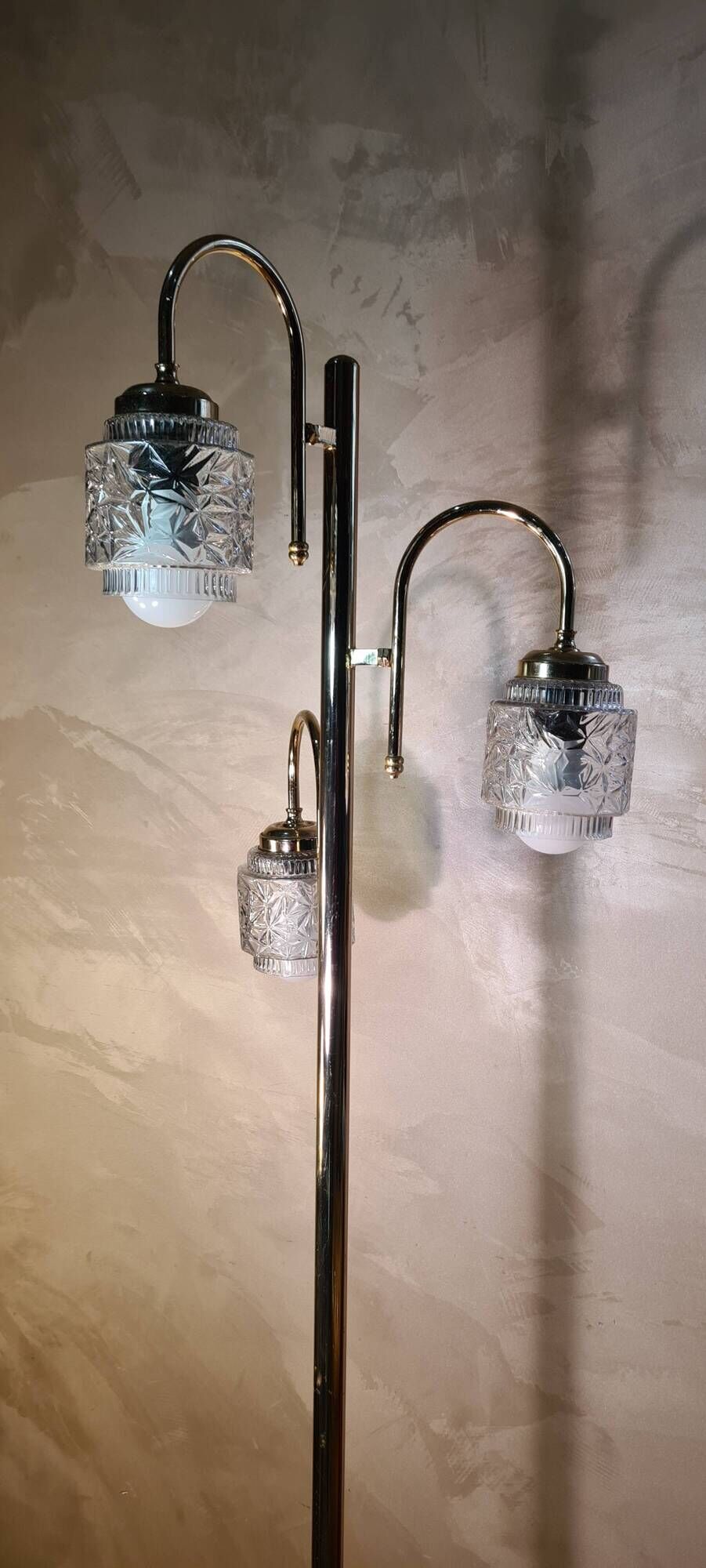 Chrome gold floor lamp 1960 has 70 molded glass shade 166x40
