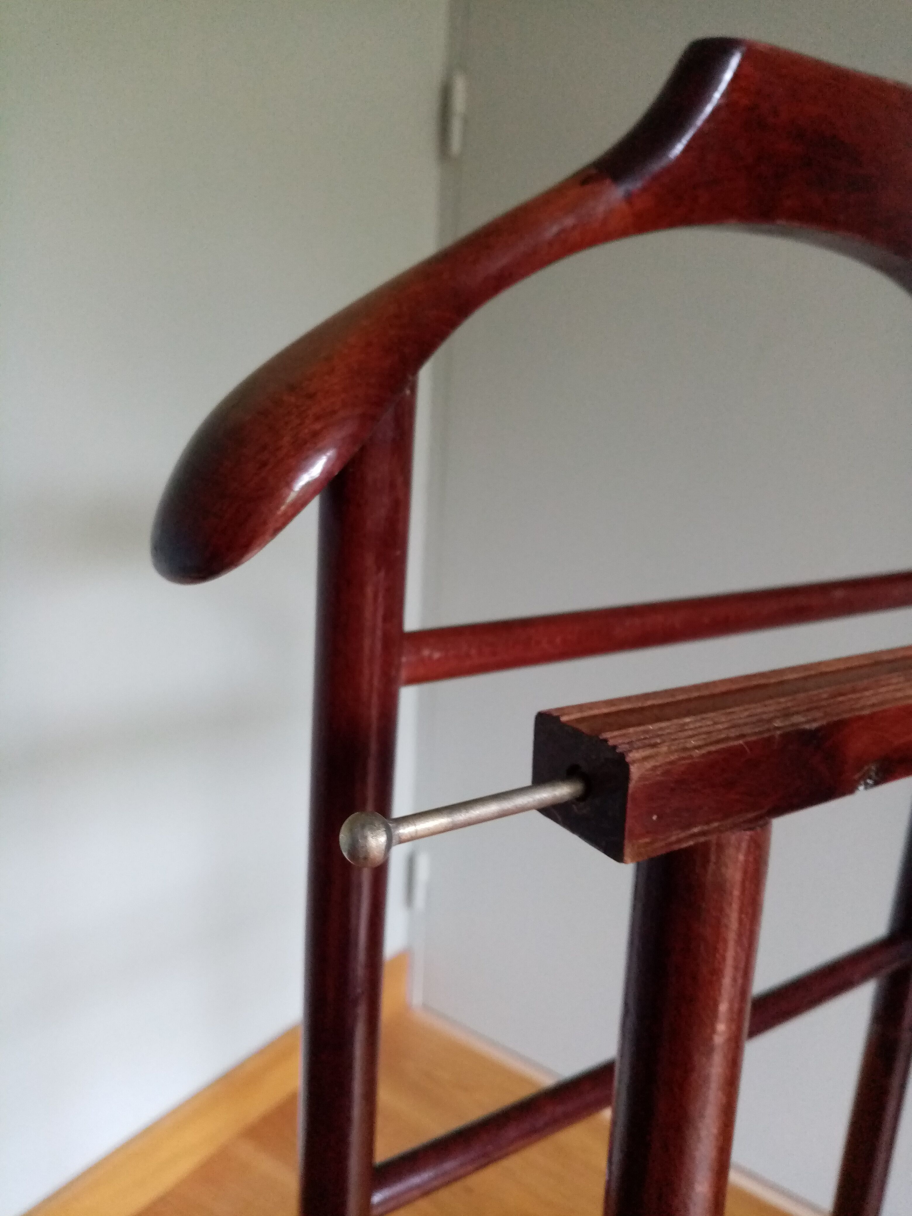 Double-wearing wooden valet for clothing