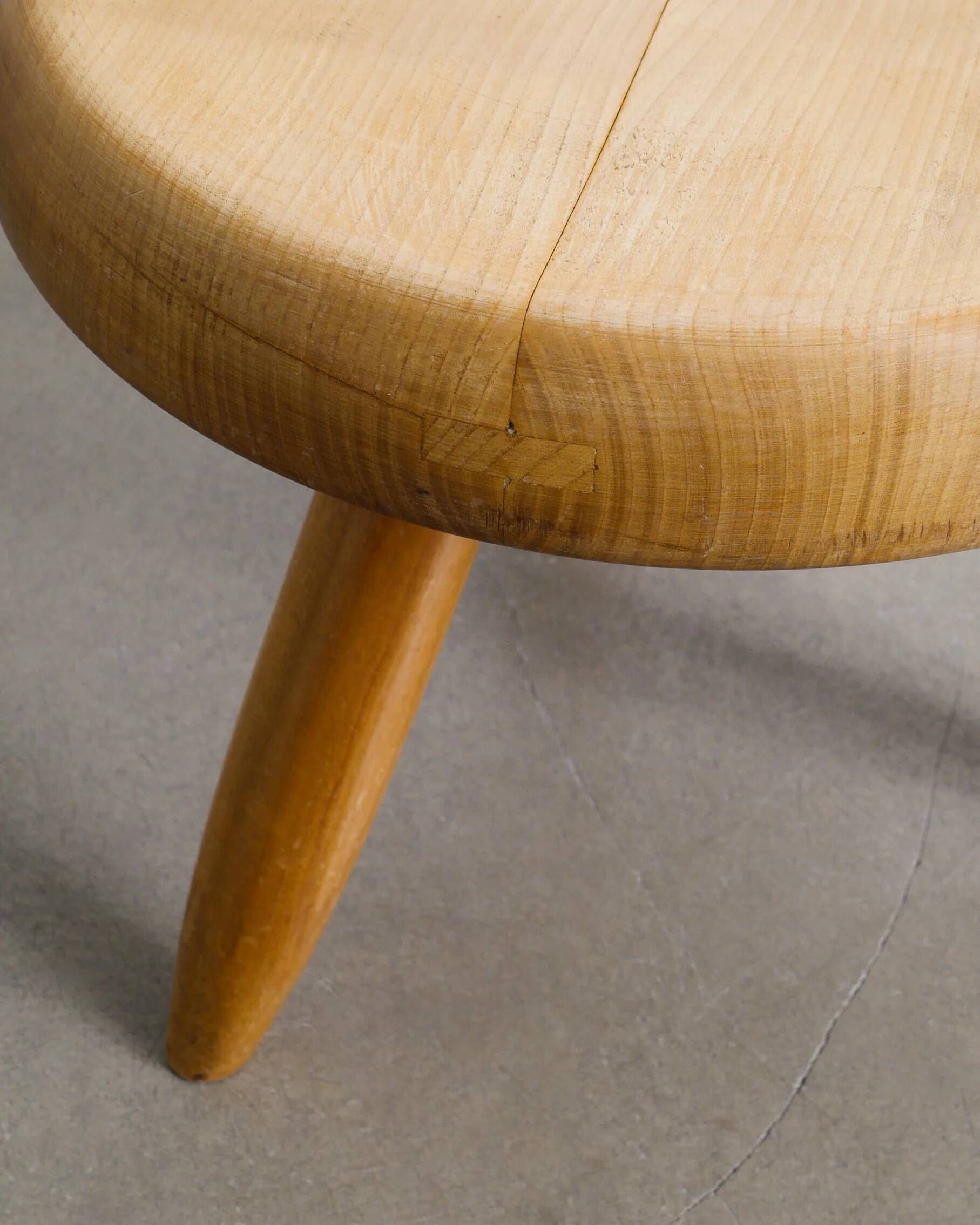 Tabouret tripode en en bois "Berger" de Charlotte Perriand, années 1960