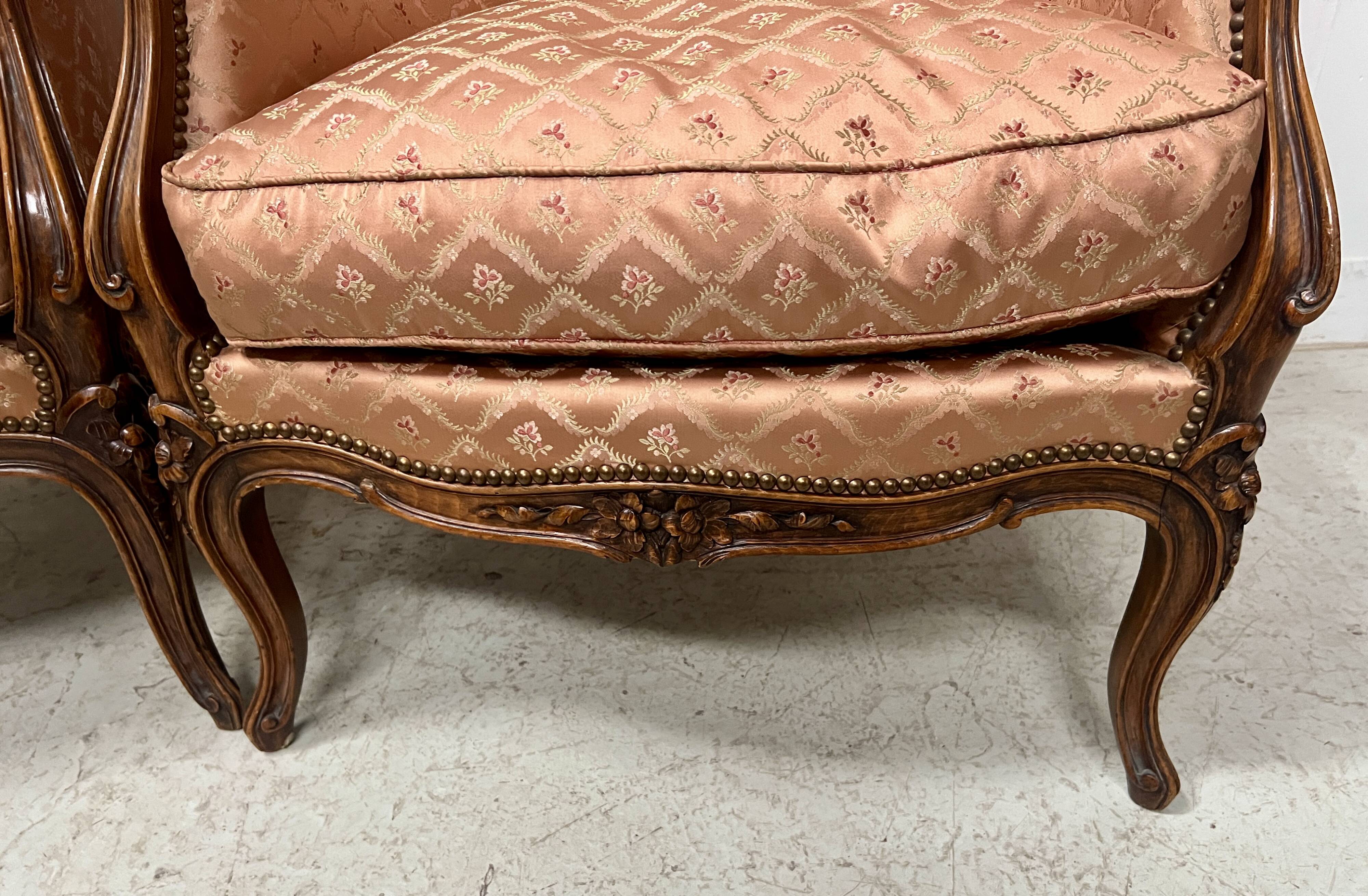 Paire de bergères de style Louis XV en bois narurel XX siècle