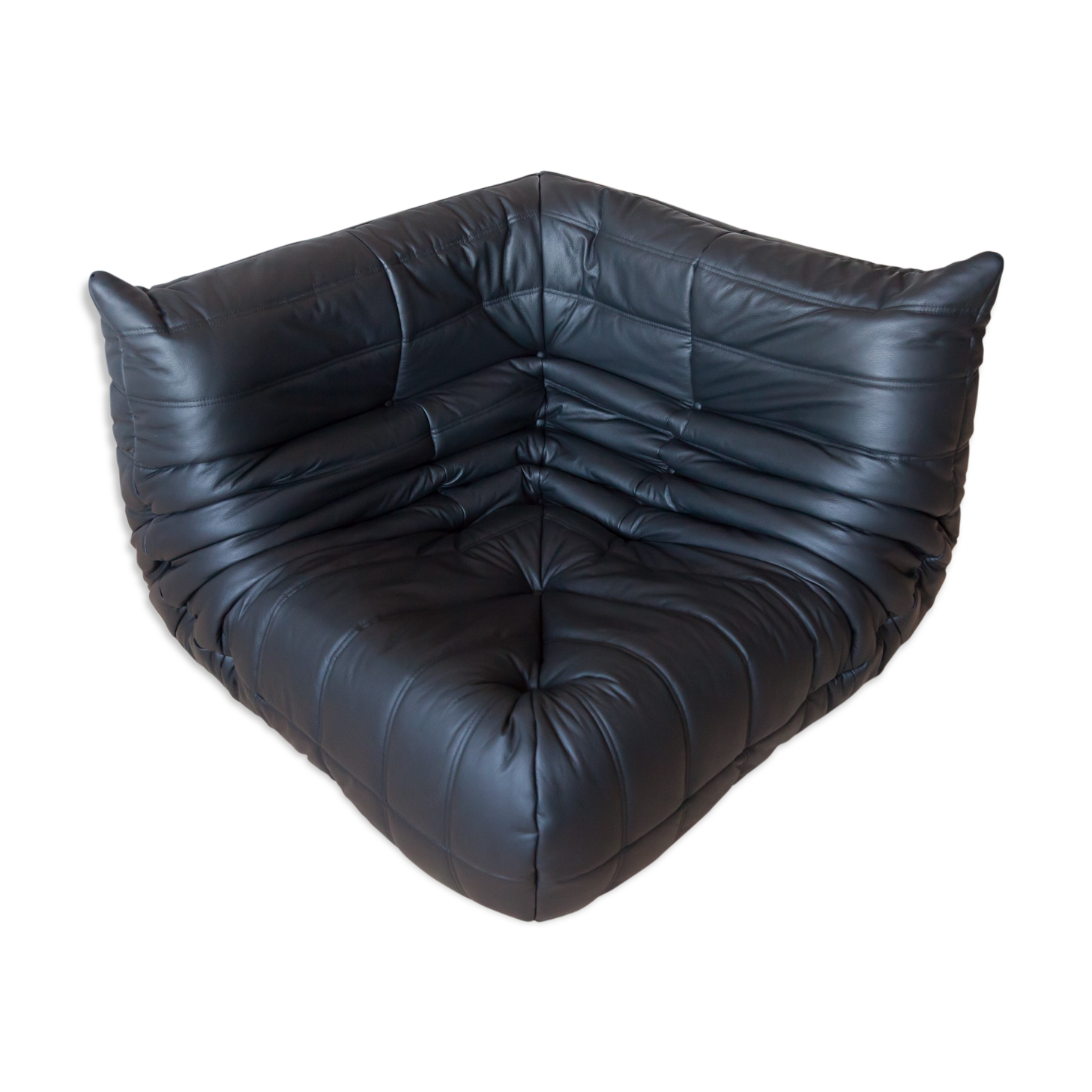 Chauffeuse d'angle Togo en cuir noir modèle dessiné par Michel Ducaroy 1973