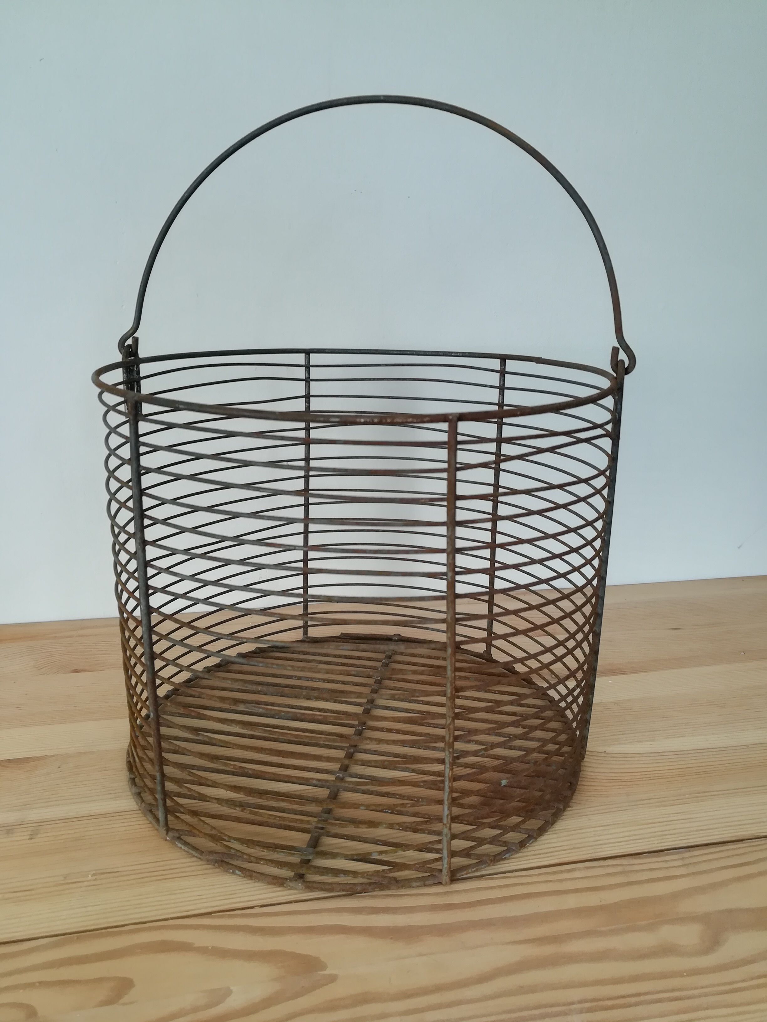 Round basket in vintage mesh metal