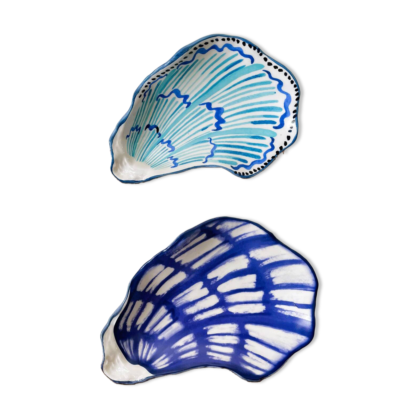 Lot of 2 oyster-shaped bowls.
