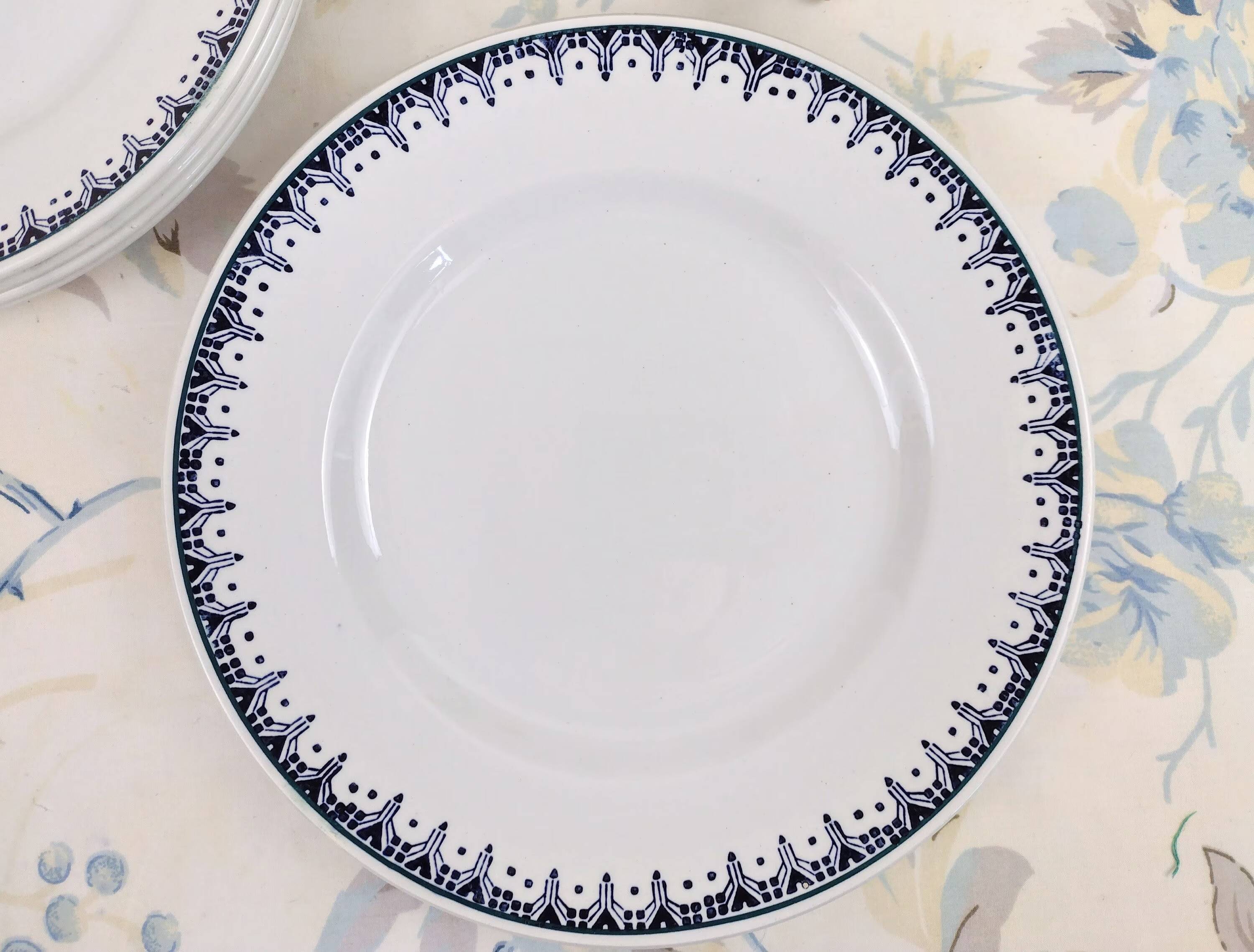 6 St Amandinoise two-tone flat plates