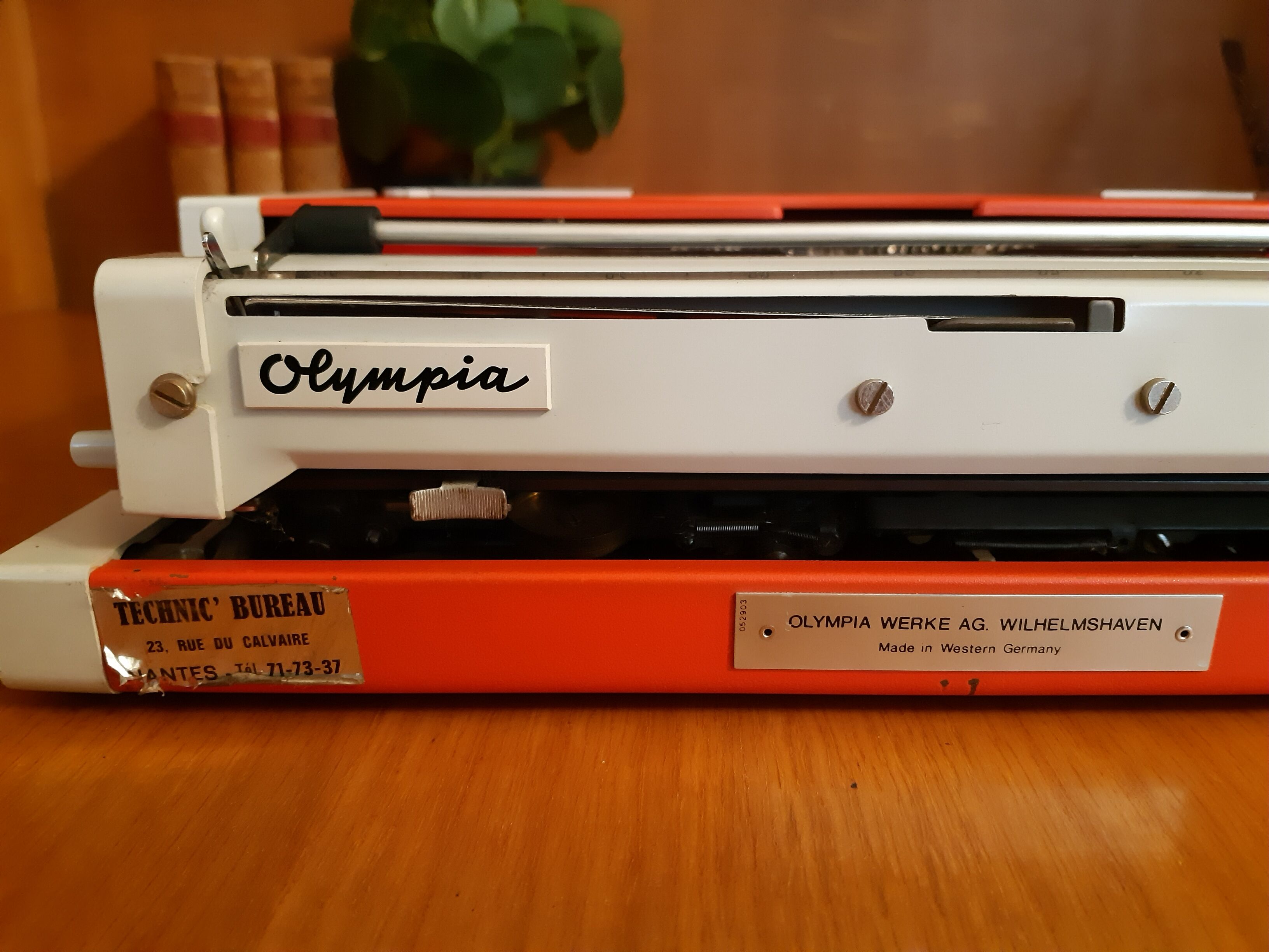 Portable typewriter " Olympia traveller de luxe " , red , in working order