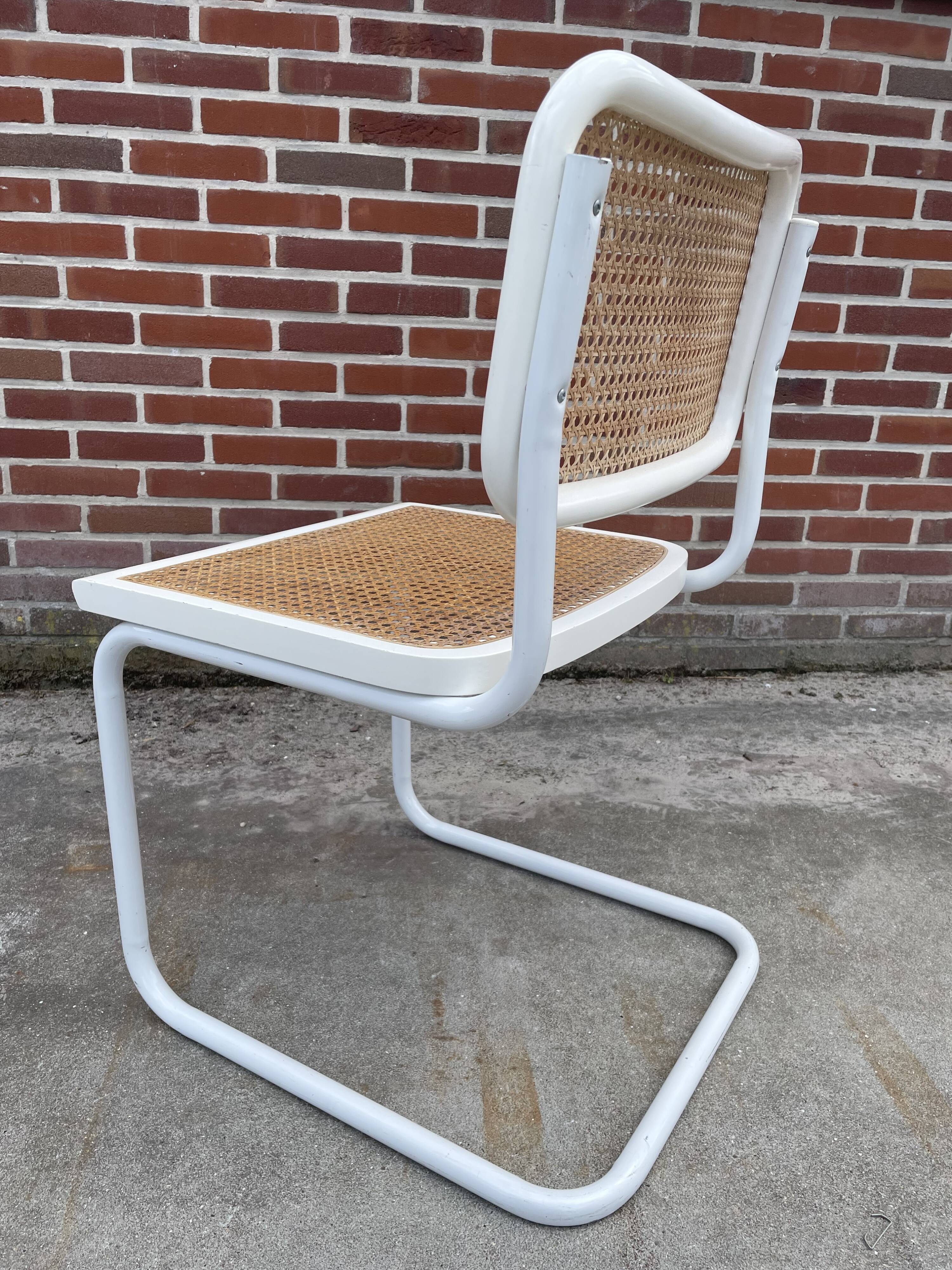 Set of 4 Cesca b32 model chairs in white