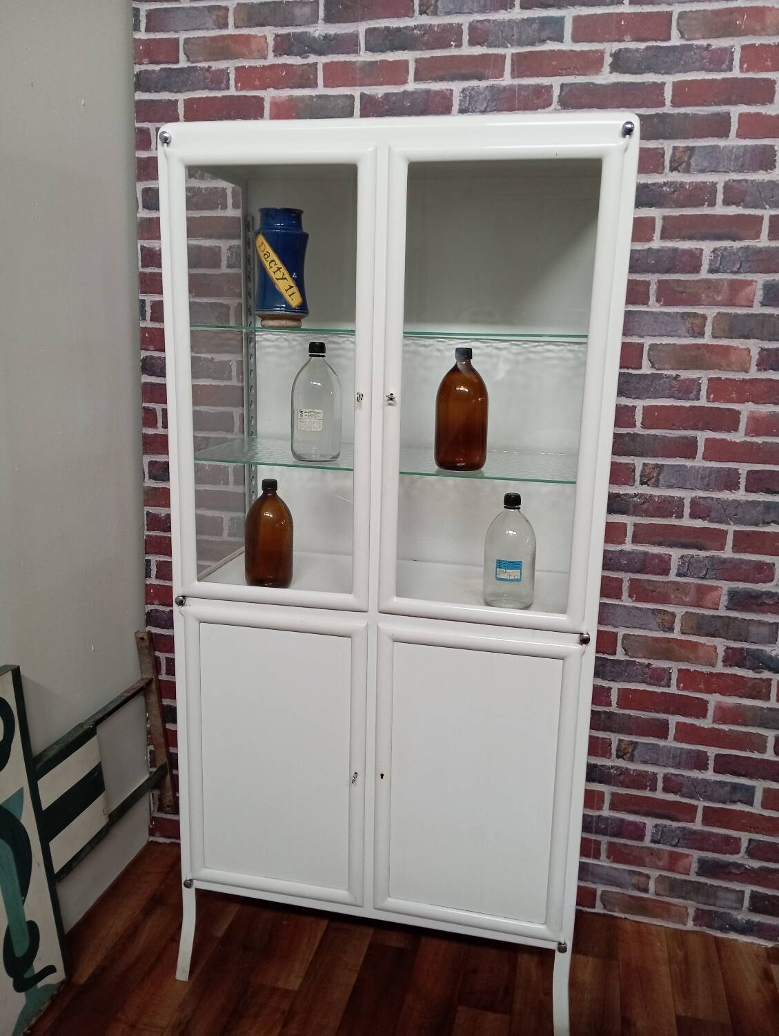 medicine cabinet / pharmacy