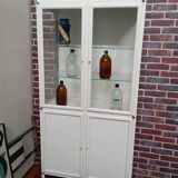 medicine cabinet / pharmacy