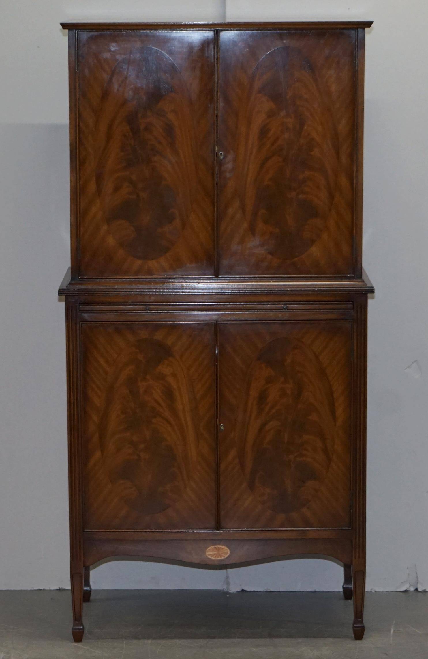 Cabinet à boissons flammé en acajou et satin style Sheraton Revival