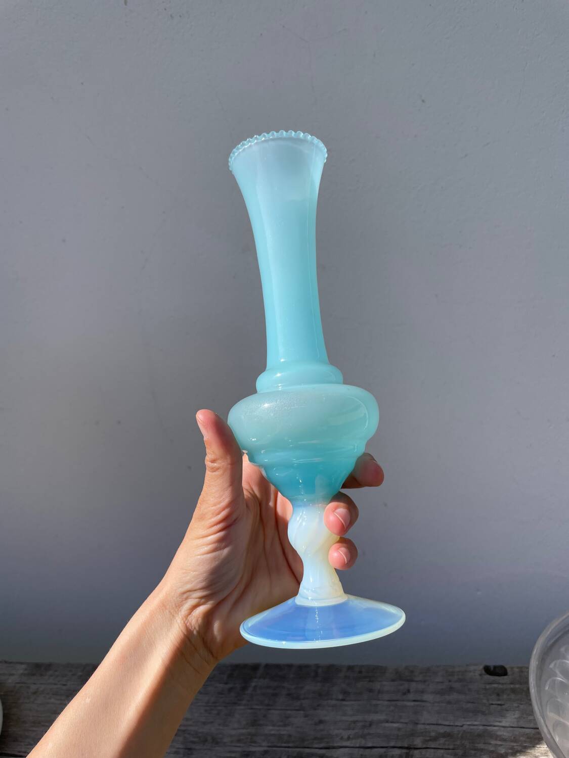 Vase romantique en opaline bleu