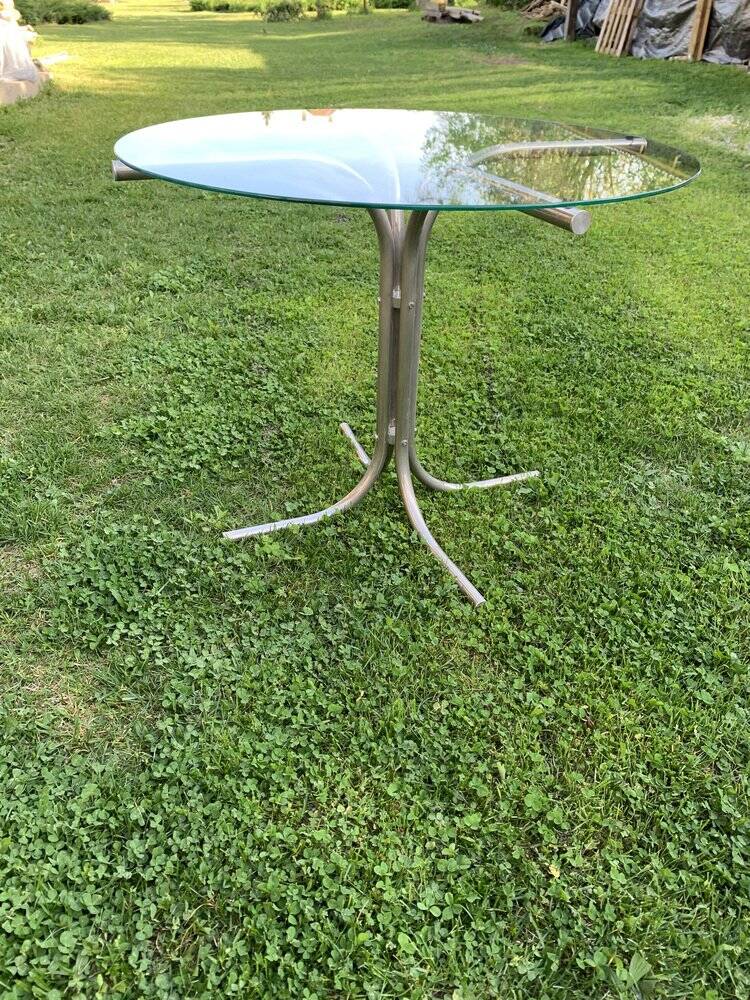 Round Bauhaus table in transparent glass and chrome - grey silver tubular base.