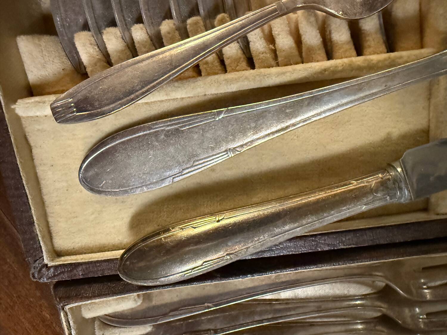 67-piece cutlery set