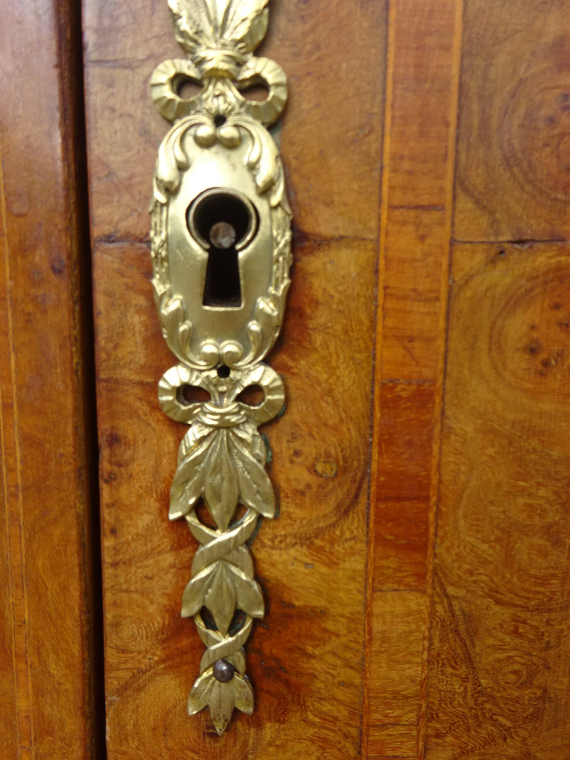 Très ancien buffet Louis XVI avec marbre, miroir et bronze