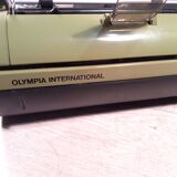 Machine à écrire portable olympia monica, olympia werke ag vilhelmshaven, fabriqué au royaume-uni
