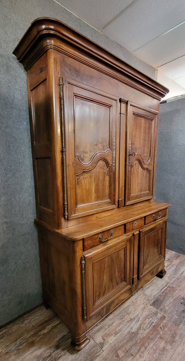 Buffet deux corps époque Louis XV en noyer