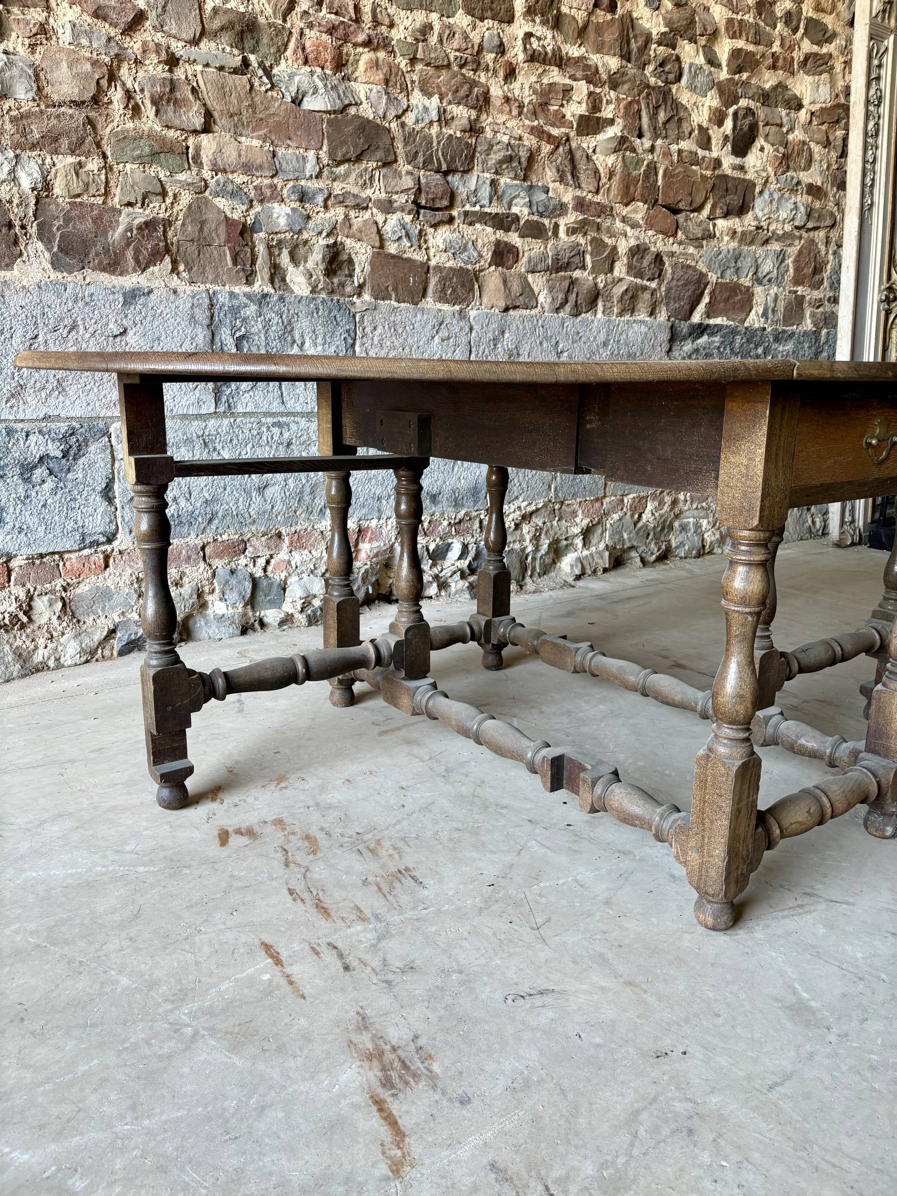 Large drop-leaf table in solid oak – English country style.