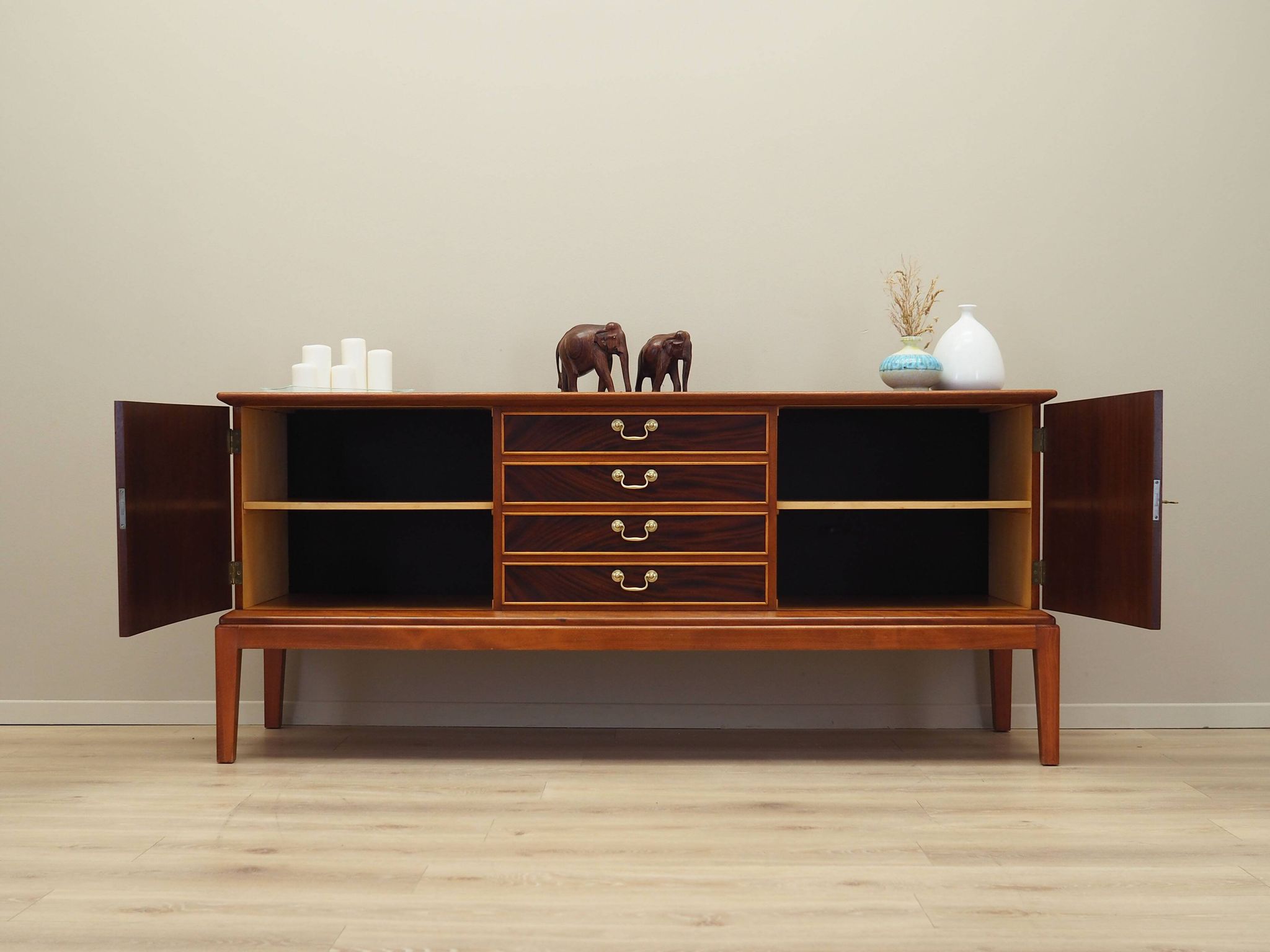 Enfilade en acajou, design danois, années 1970, production : Danemark