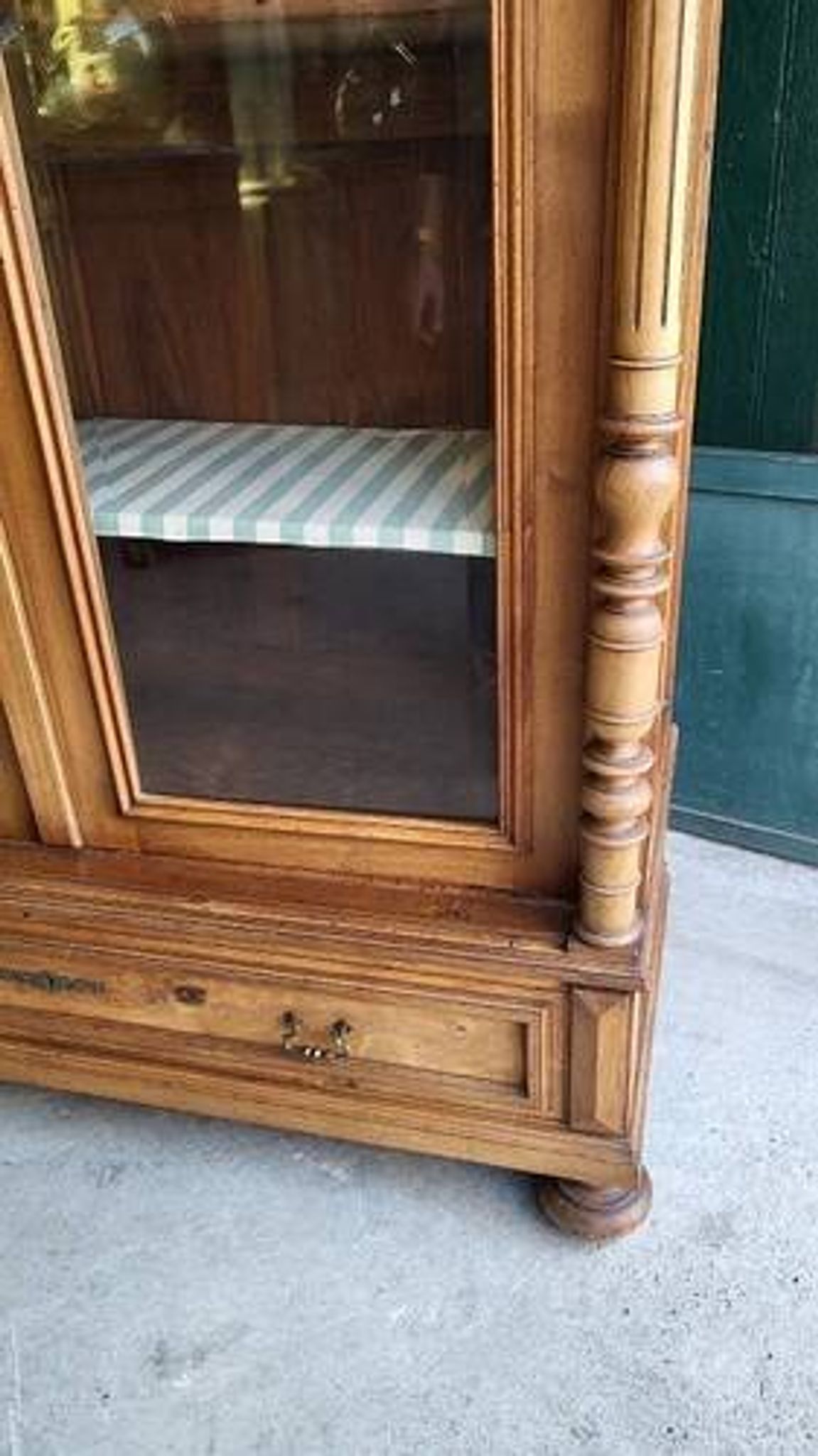 Display cabinet with 2 doors in walnut with bevelled glass from the 19th century.