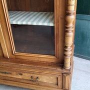 Display cabinet with 2 doors in walnut with bevelled glass from the 19th century.