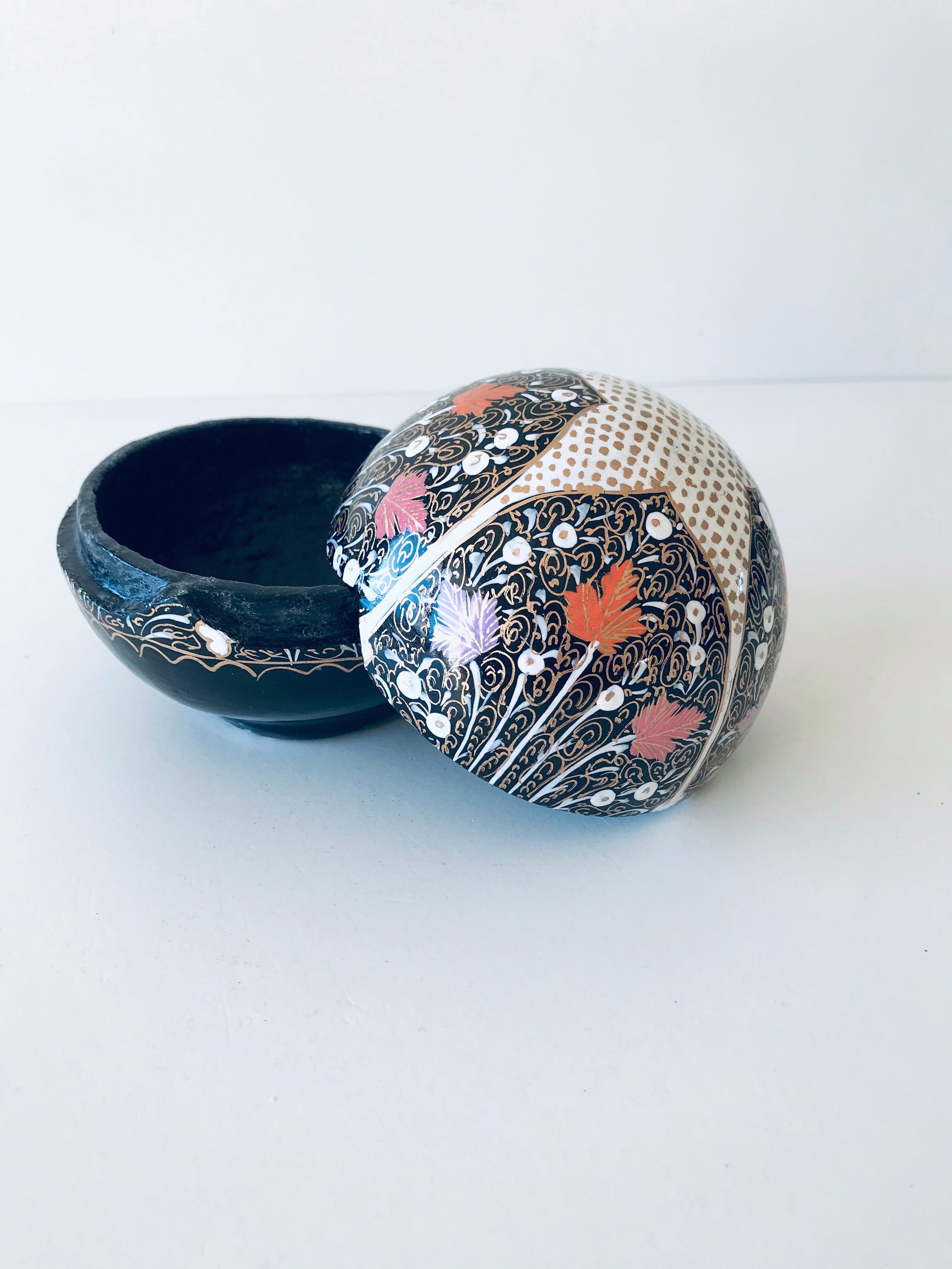 Decorative round box