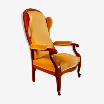 Fauteuil voltaire à oreilles, tissu jaune, XXe siècle