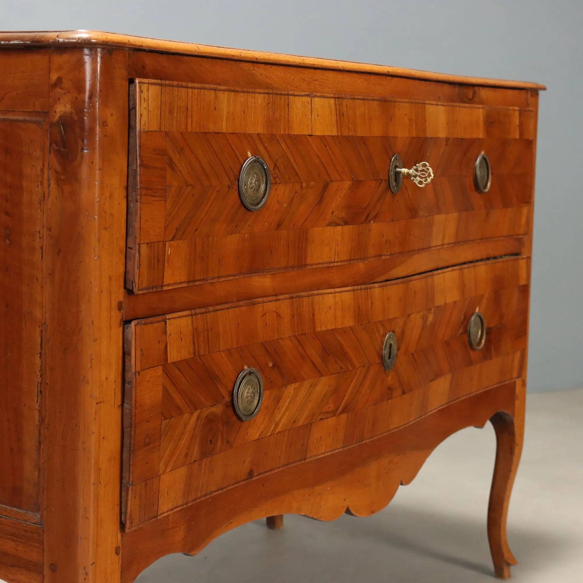 Antique baroque commode in walnut and bronze, Italy, 18th century.