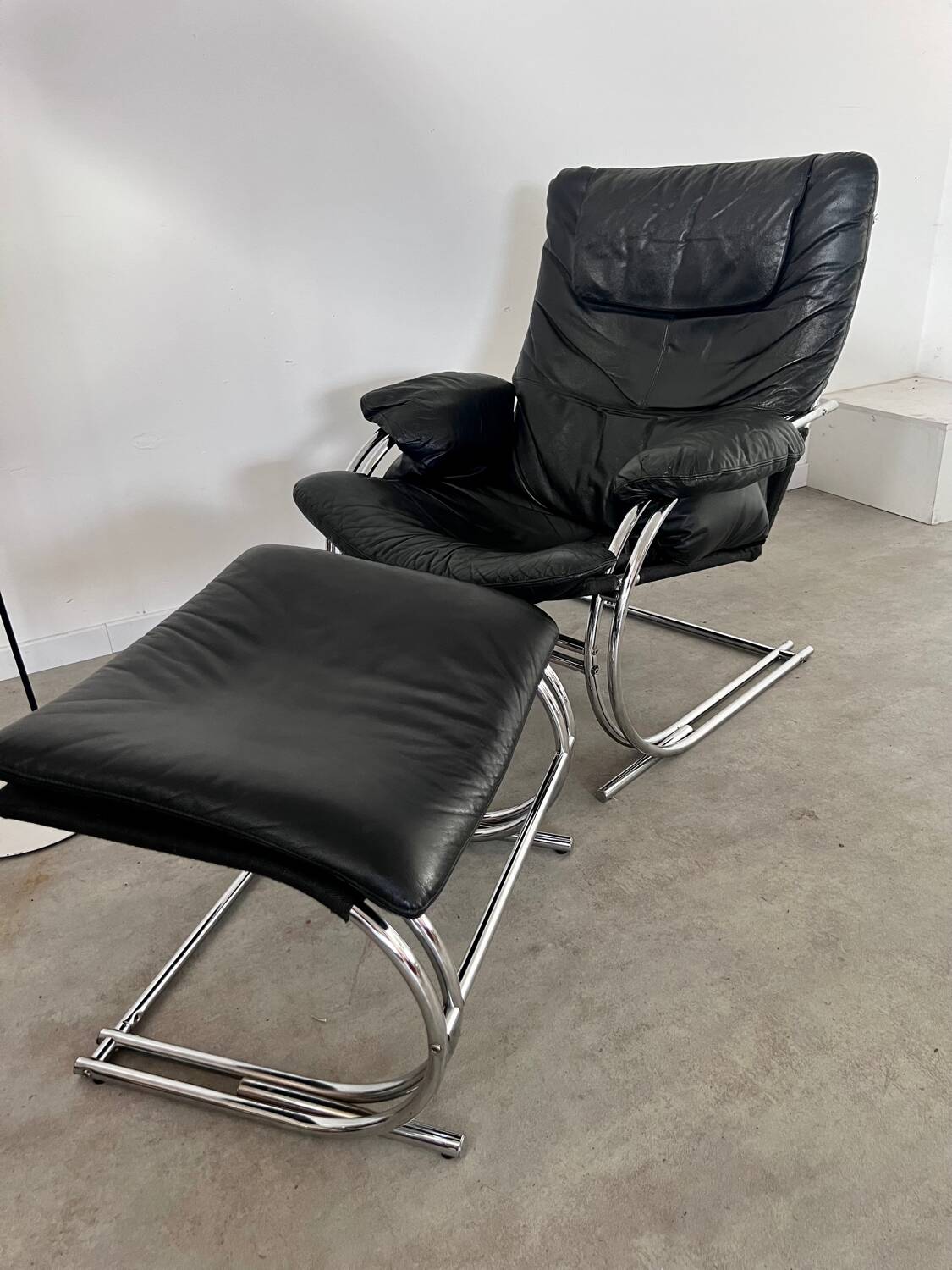 Old armchair and ottoman black leather tubular chrome bauhaus design from the 70s