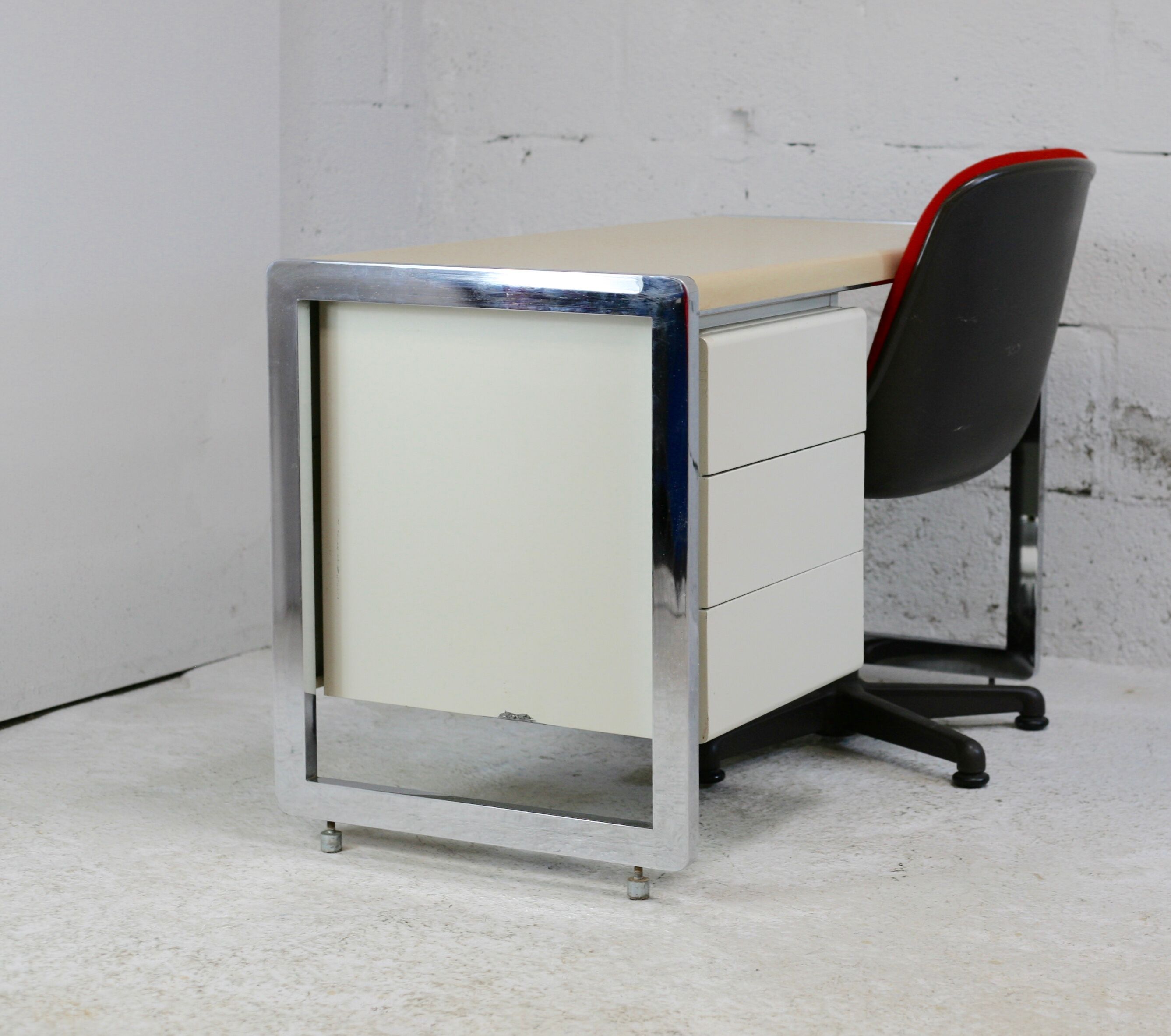 Bureau "space age". Acier laqué, acier chromé. France, circa 1970