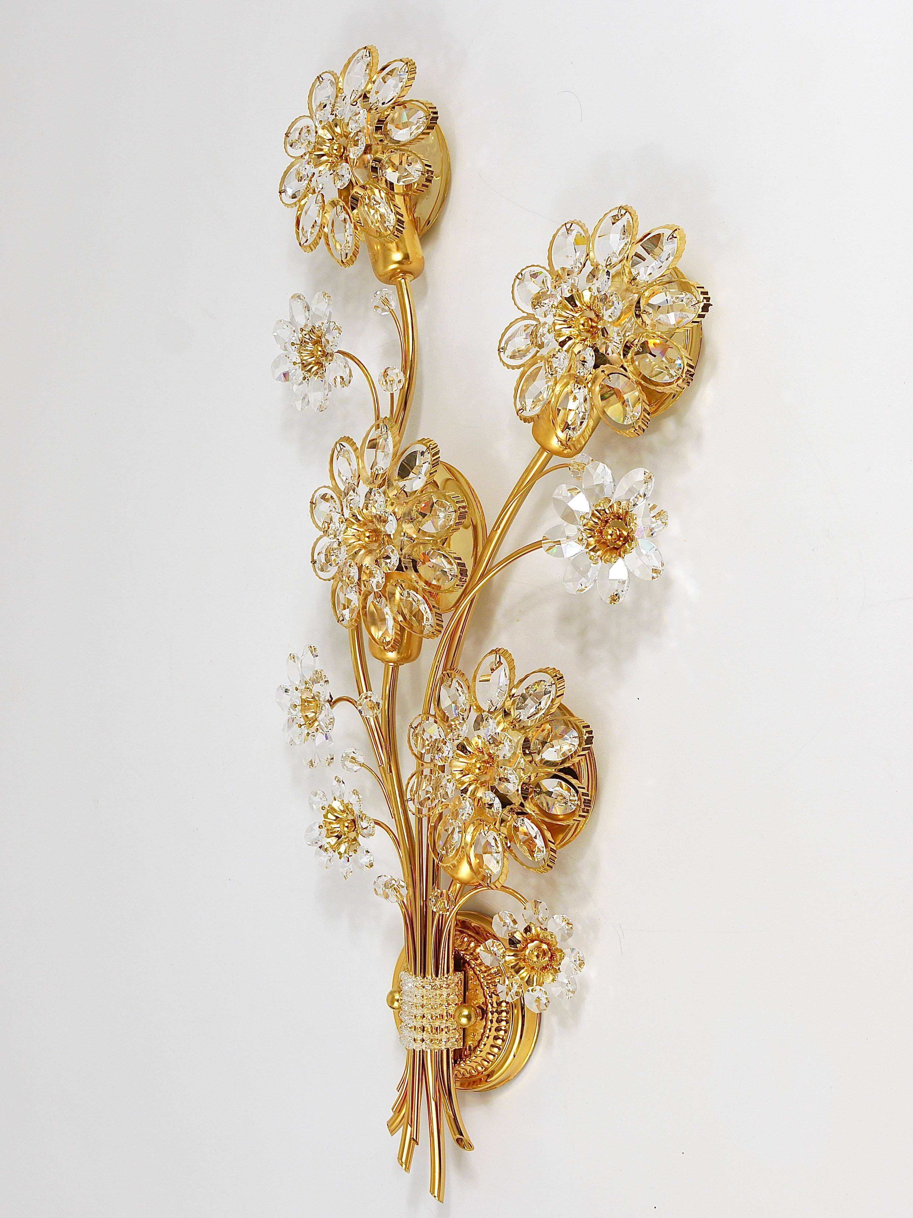 Large wall lamp in gilded brass, Palwa flowers by Ernst Palme, 1970s.