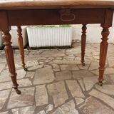 Round extending table in solid walnut, 19th century