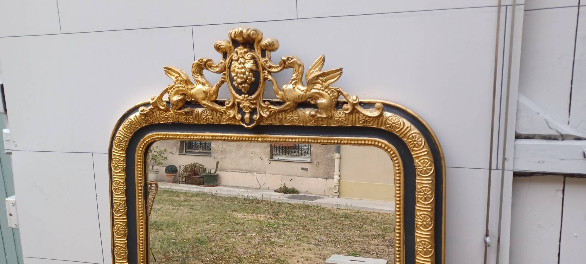 Liroir Louis-Philippe gris et doré de style néo-gothique