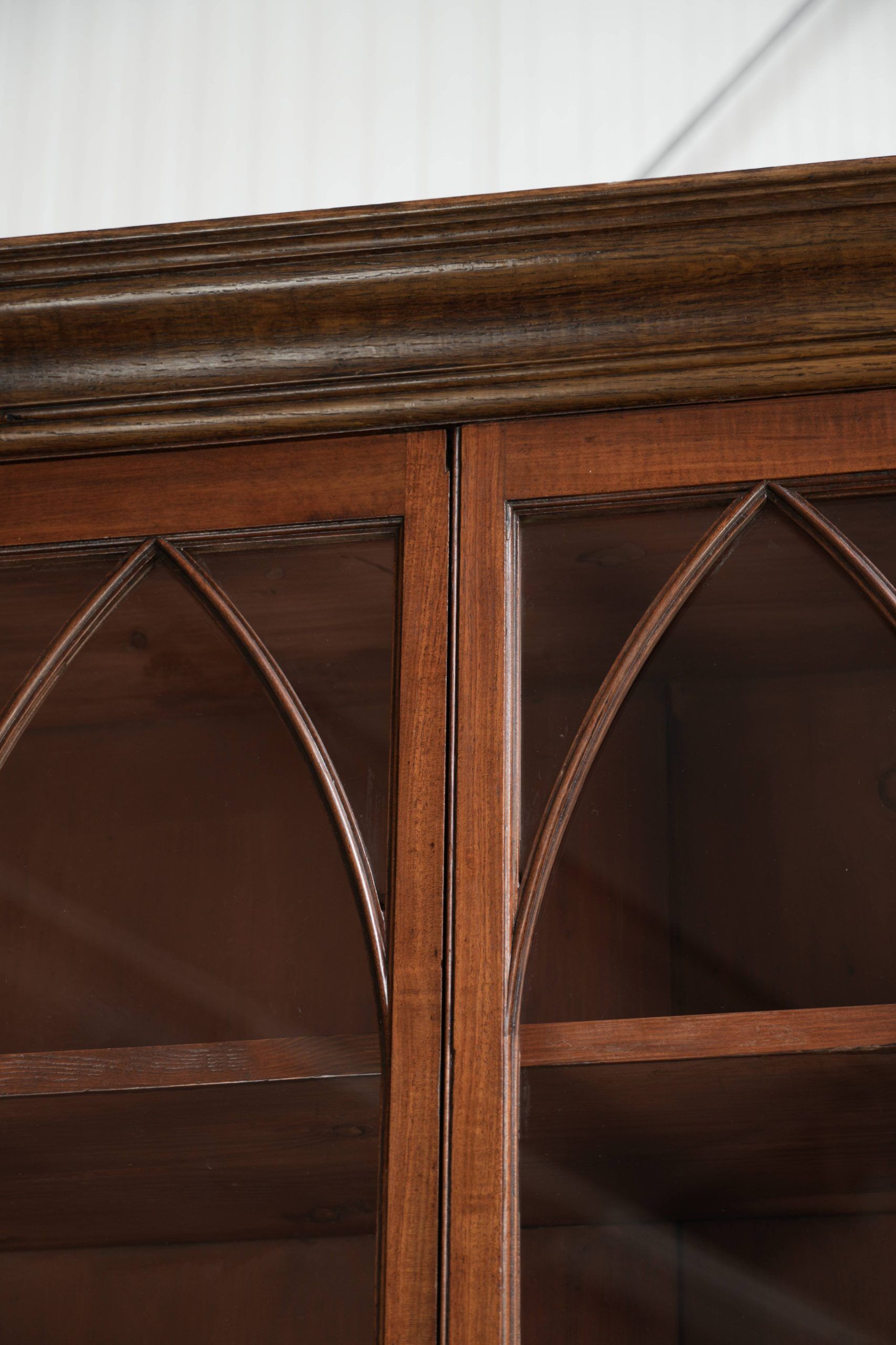Buffet anglais ancien du début du 19e siècle dans le style gothique.