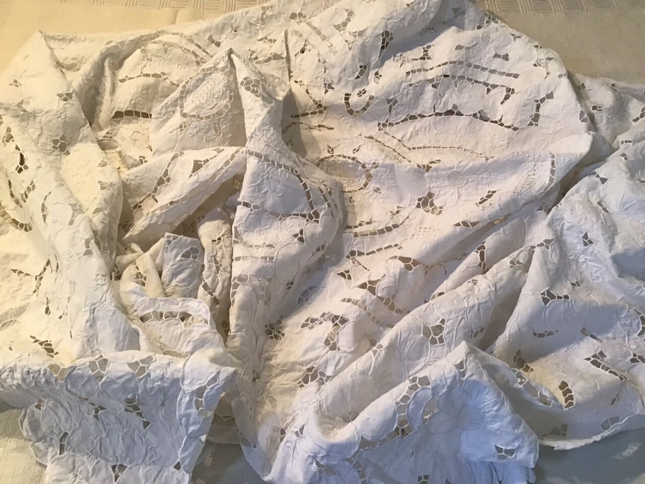 Embroidered tablecloth 1m60x2m60