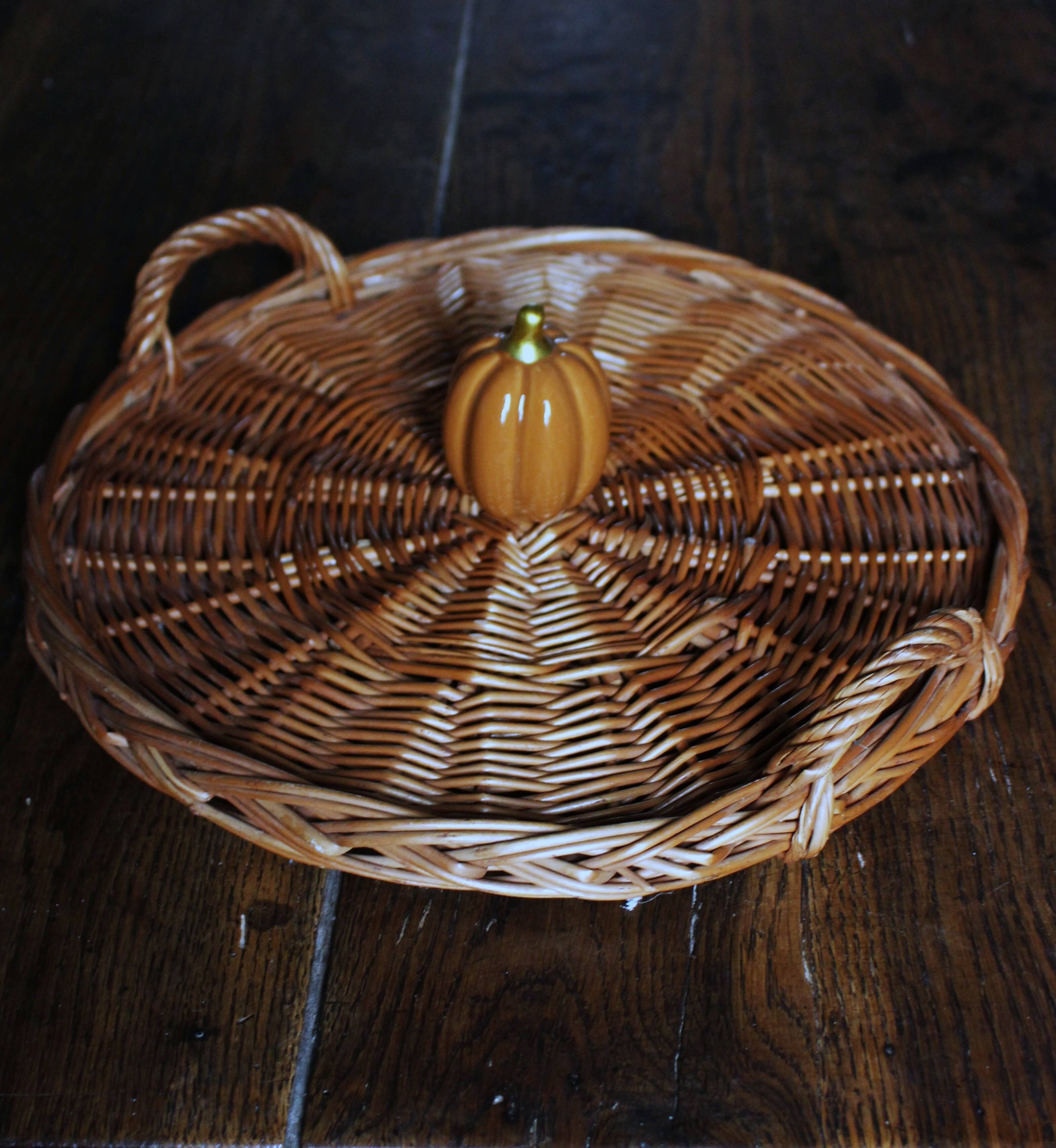 Medium round dark wicker plateau with two handles.