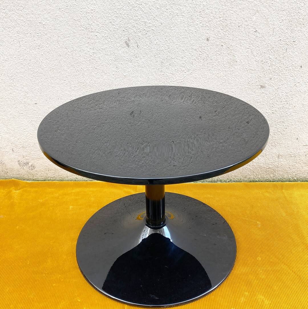 Designer coffee table – tulip base in resin and black lacquered plastic