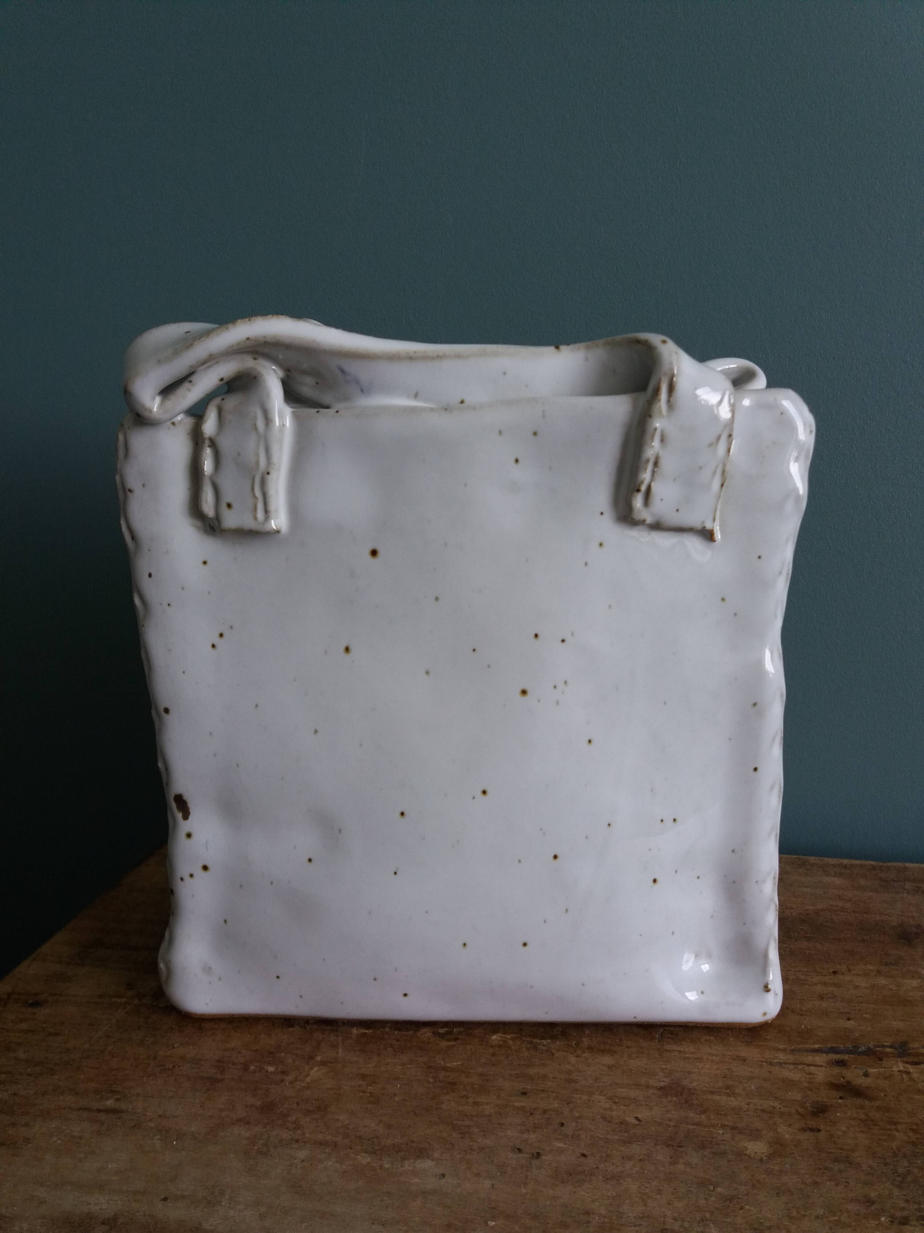 Vase en forme de sac, signé