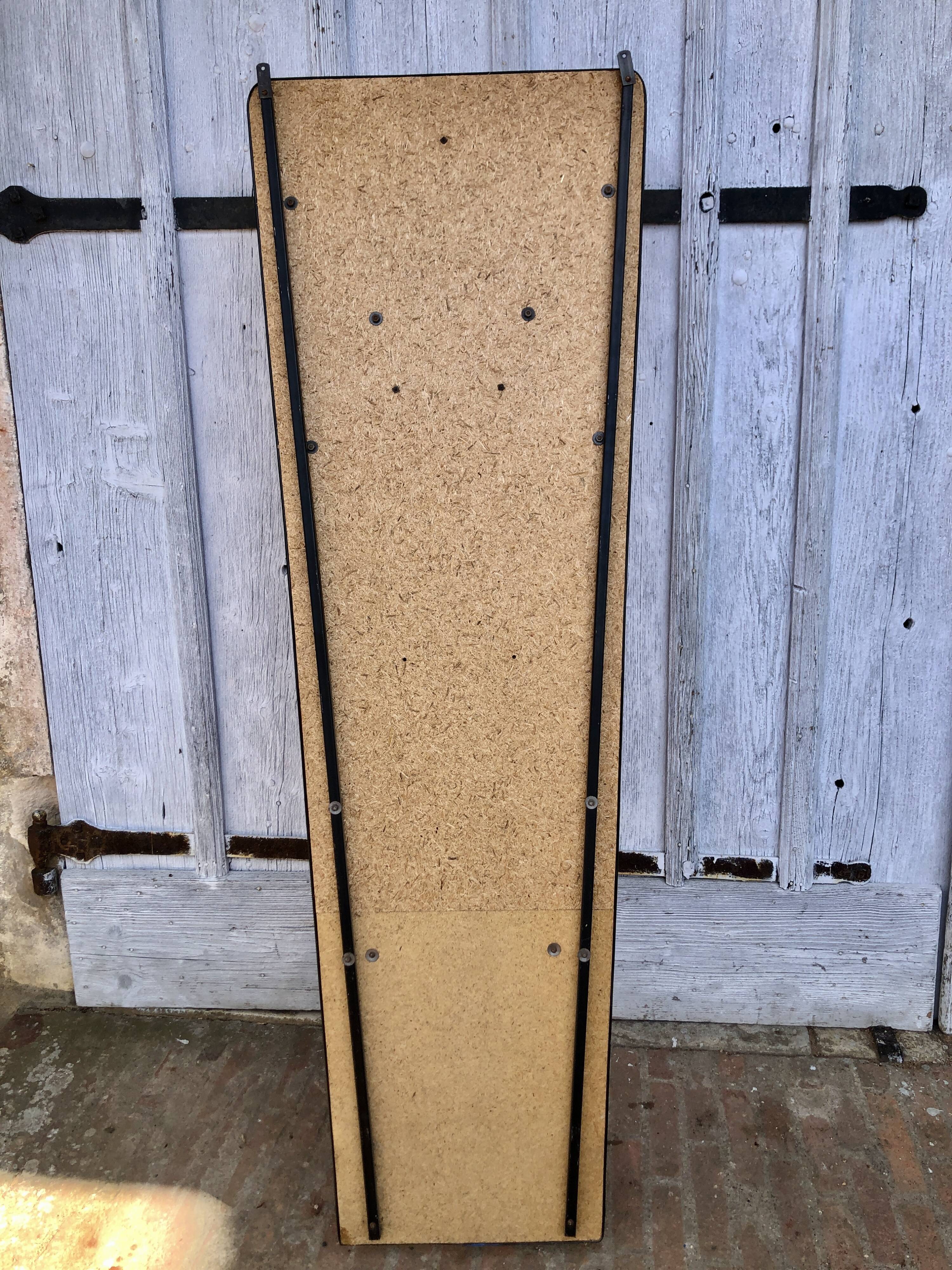 Porte-manteau rouge 1950 miroir forme libre patères laiton