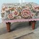Repose pied tapisserie florale