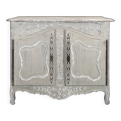 Buffet provençal de style Louis XV richement sculpté patiné gris