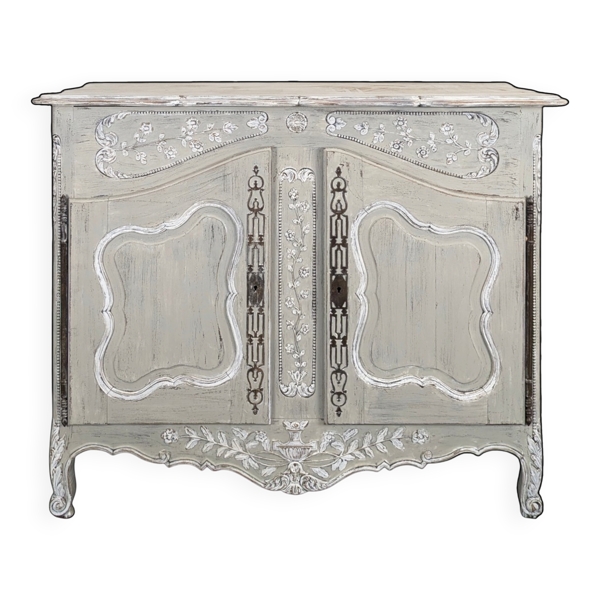 Buffet provençal de style Louis XV richement sculpté patiné gris
