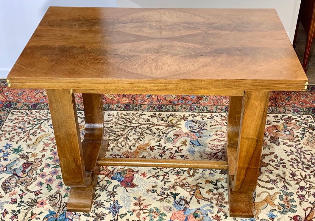 Table époque art déco à plateau ouvrant loupe de noyer