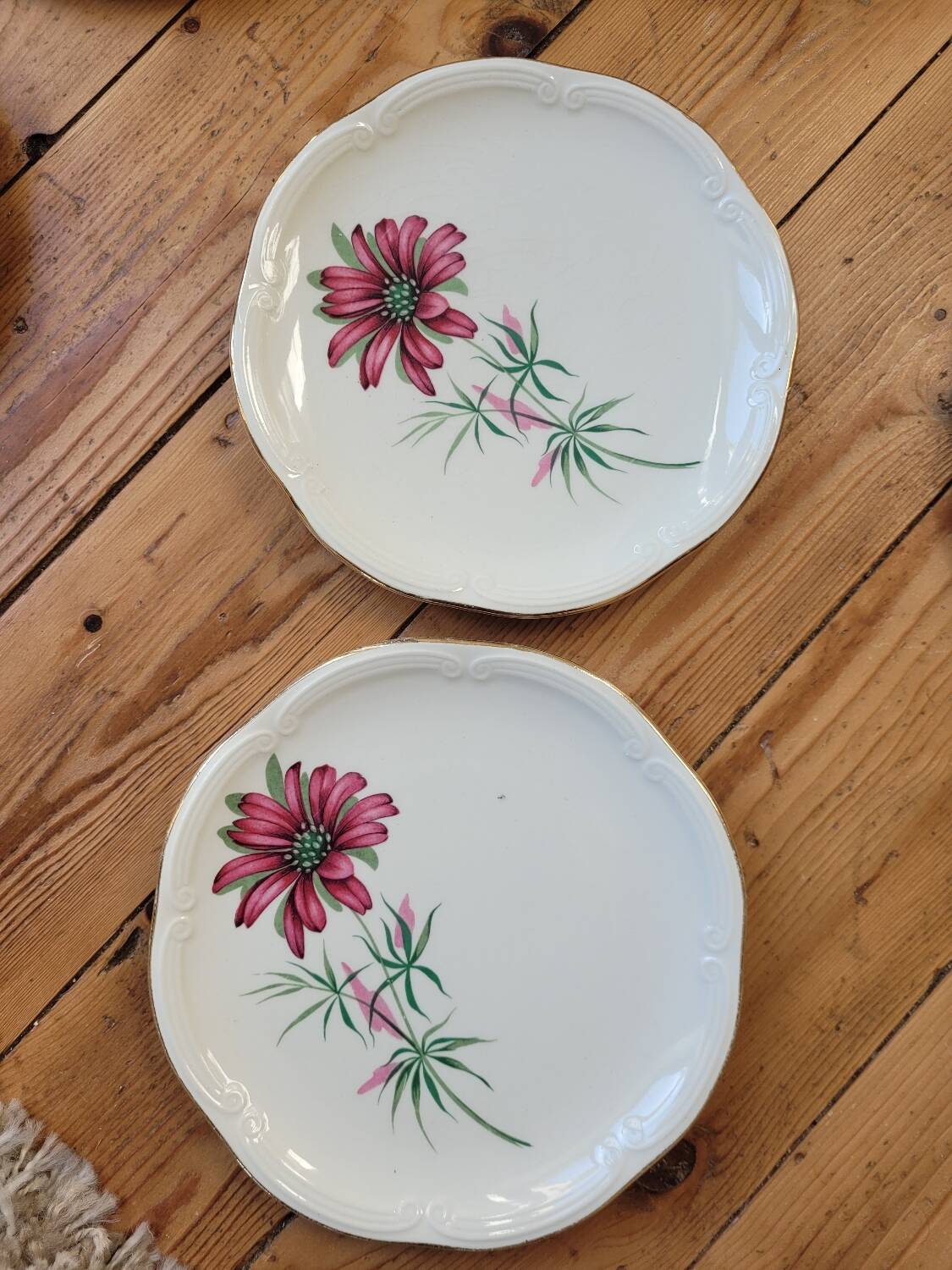 Set of 9 pink daisy dessert plates